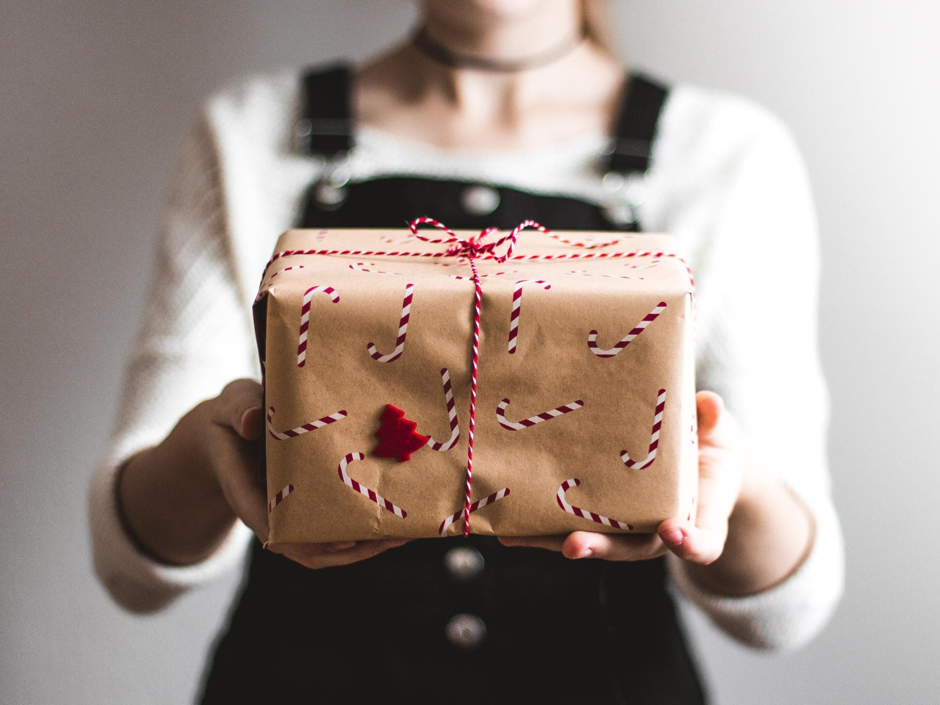 Frau überreicht Geschenk