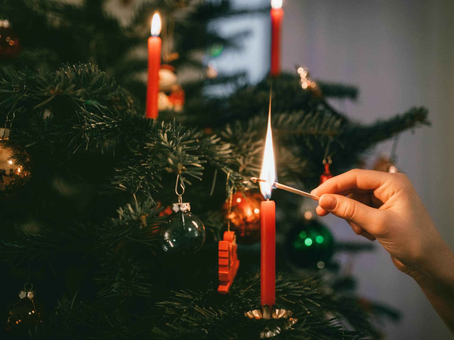 Kerze auf Tannenbaum