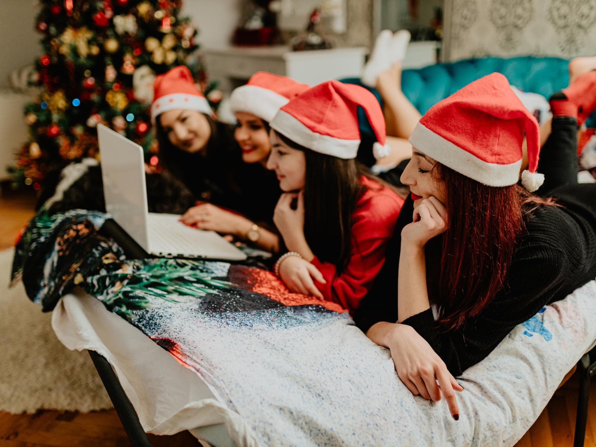 Mädchen schauen Weihnachtsfilm auf Laptop