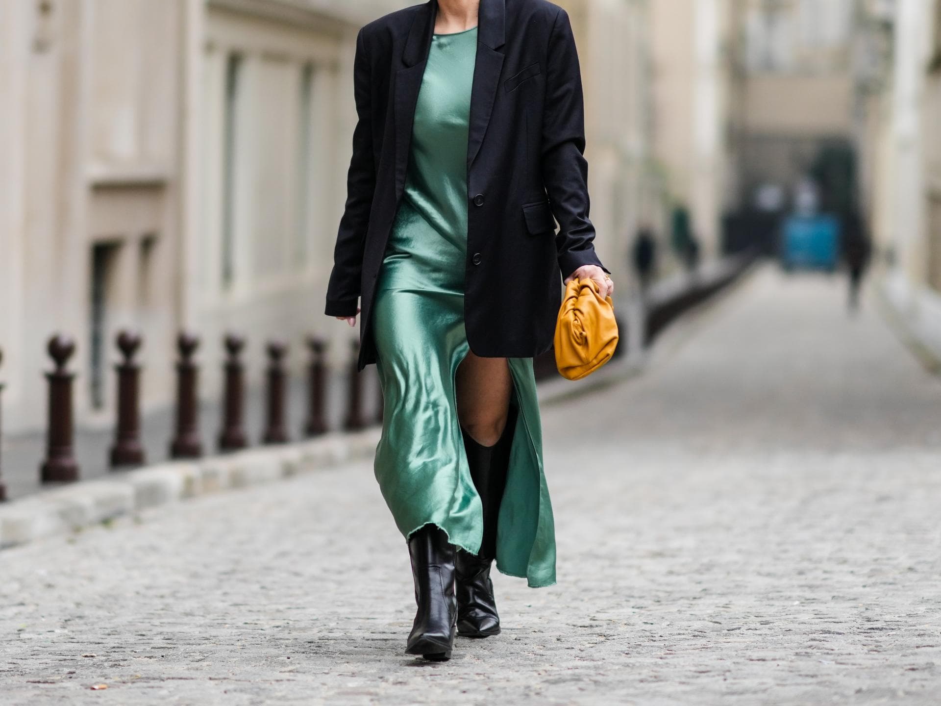 Frau in Salbei-Kleid