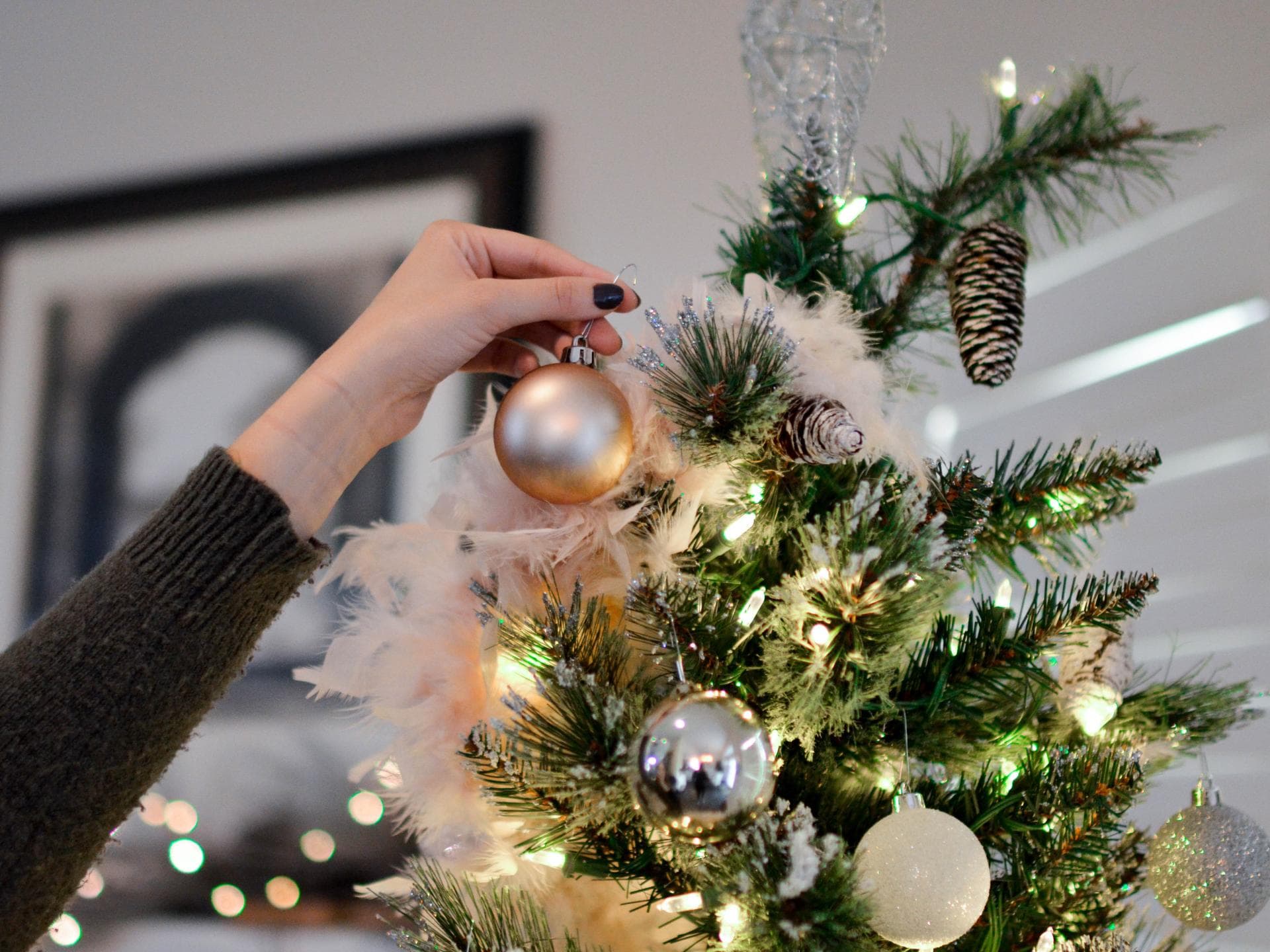 Weihnachtsbaum wird geschmückt