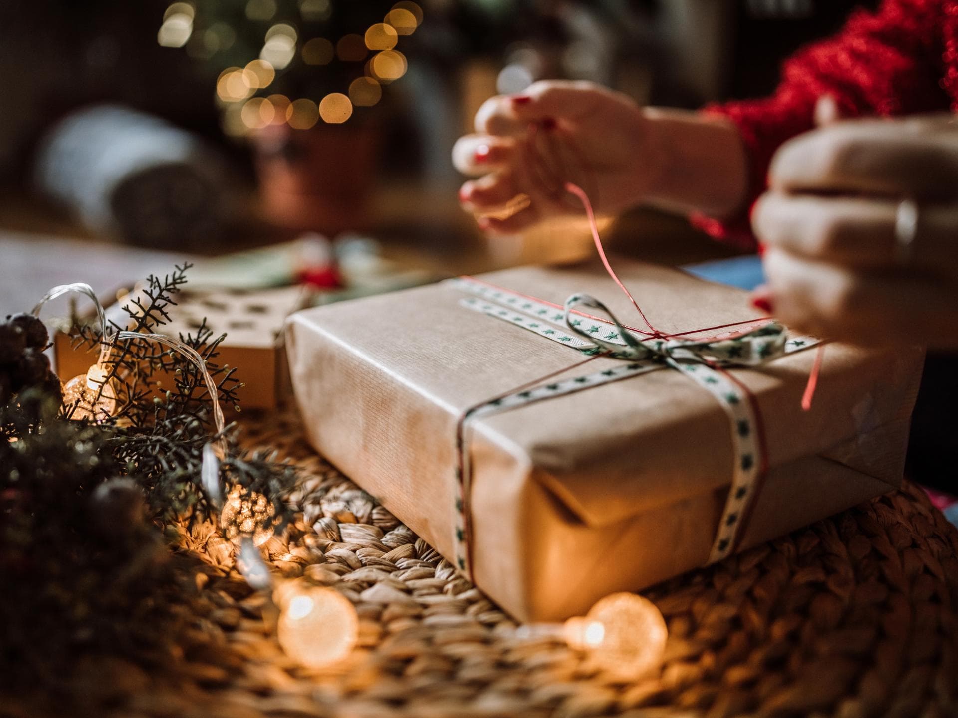 Geschenk wird verpackt