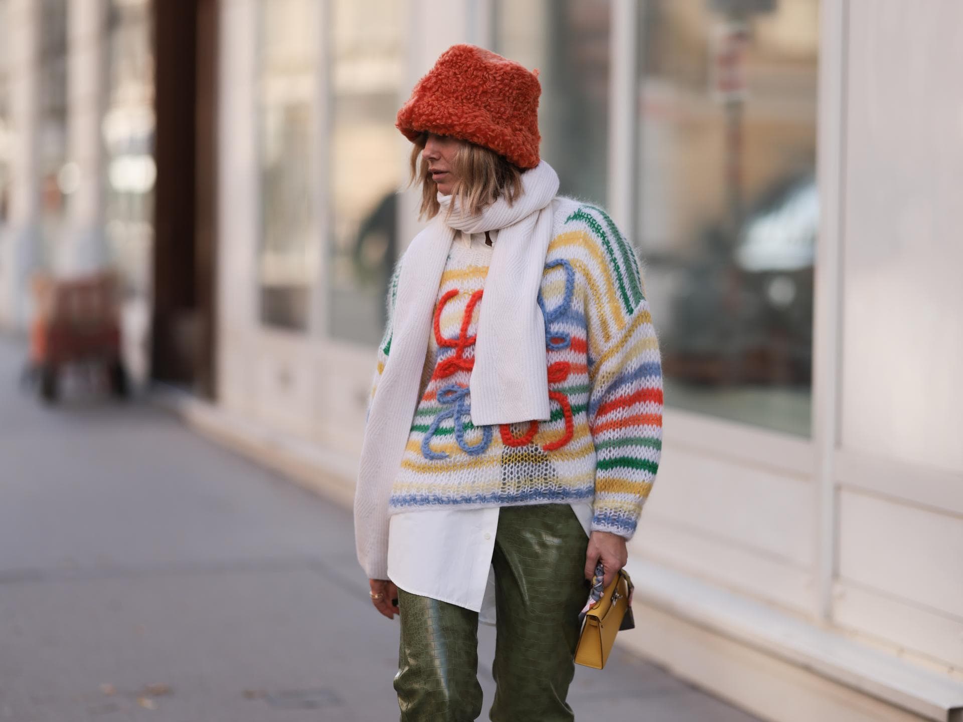Frau mit rotem Hut und buntem Pullover