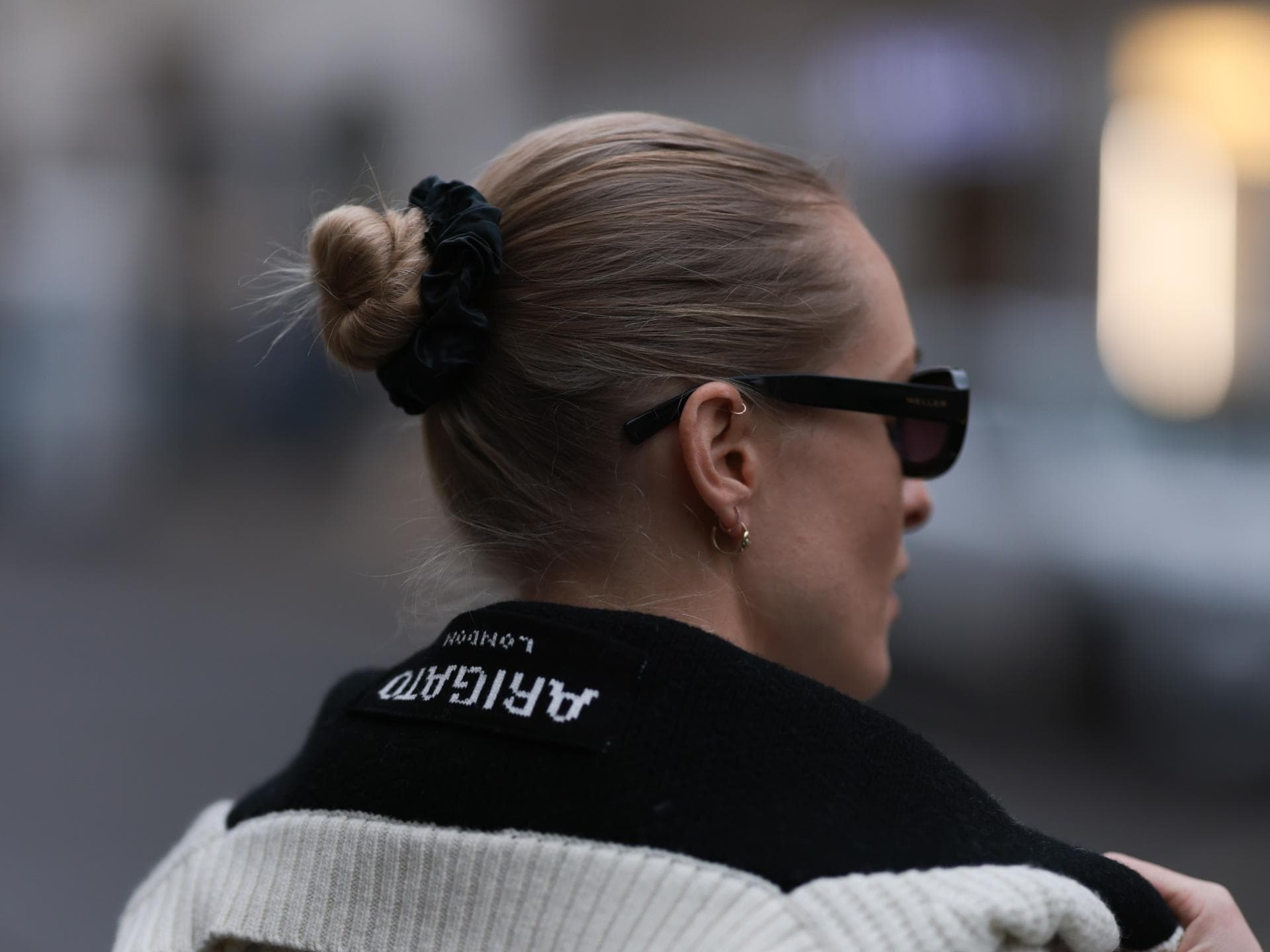 Frau trägt Ballet Bun