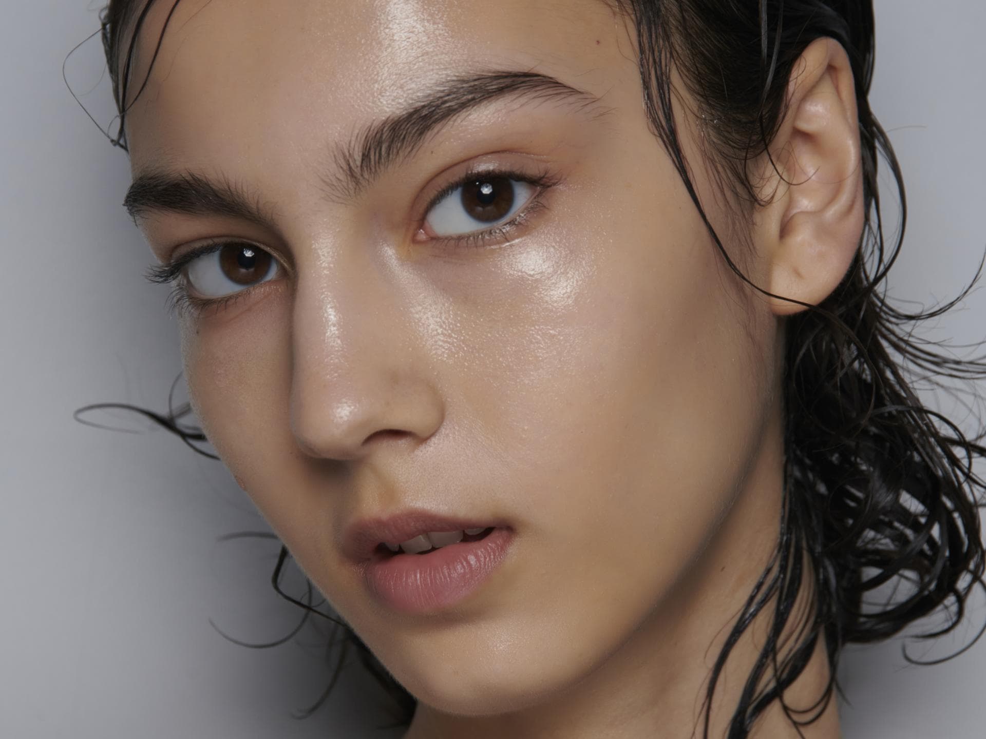 junge Frau mit Vaseline natürlicher Look
