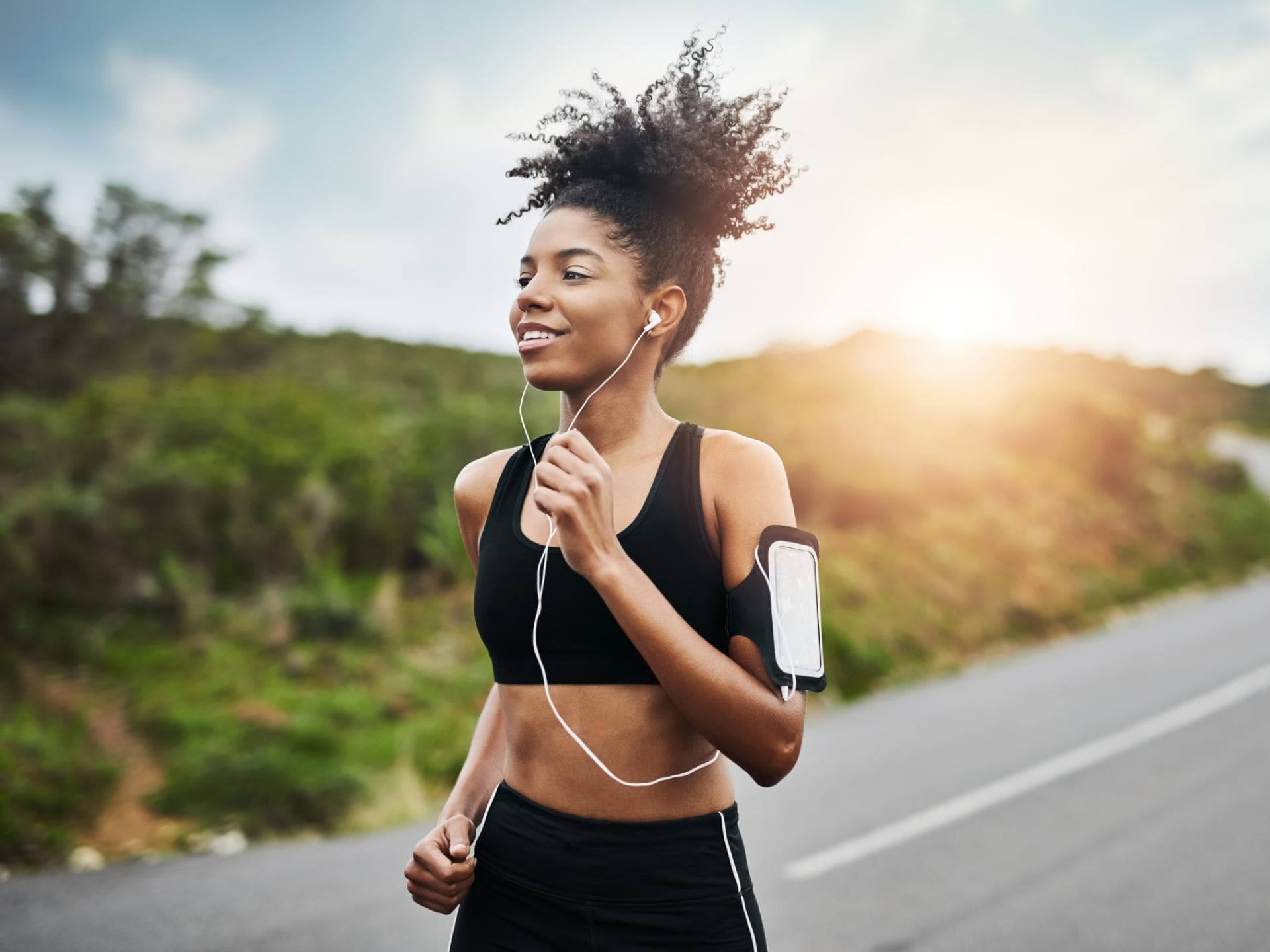 Motivationslieder beim Sport Frau hört Musik beim Joggen