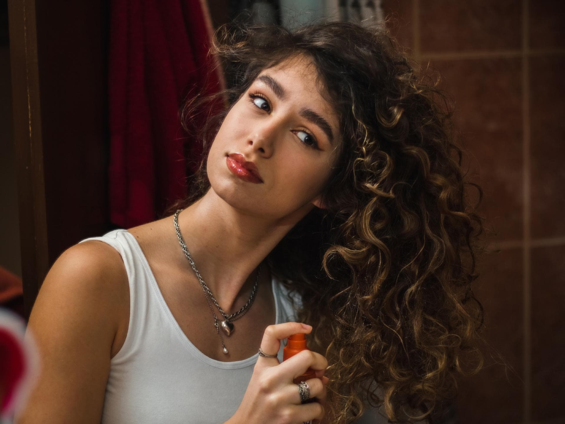 Frau stylt ihre Locken