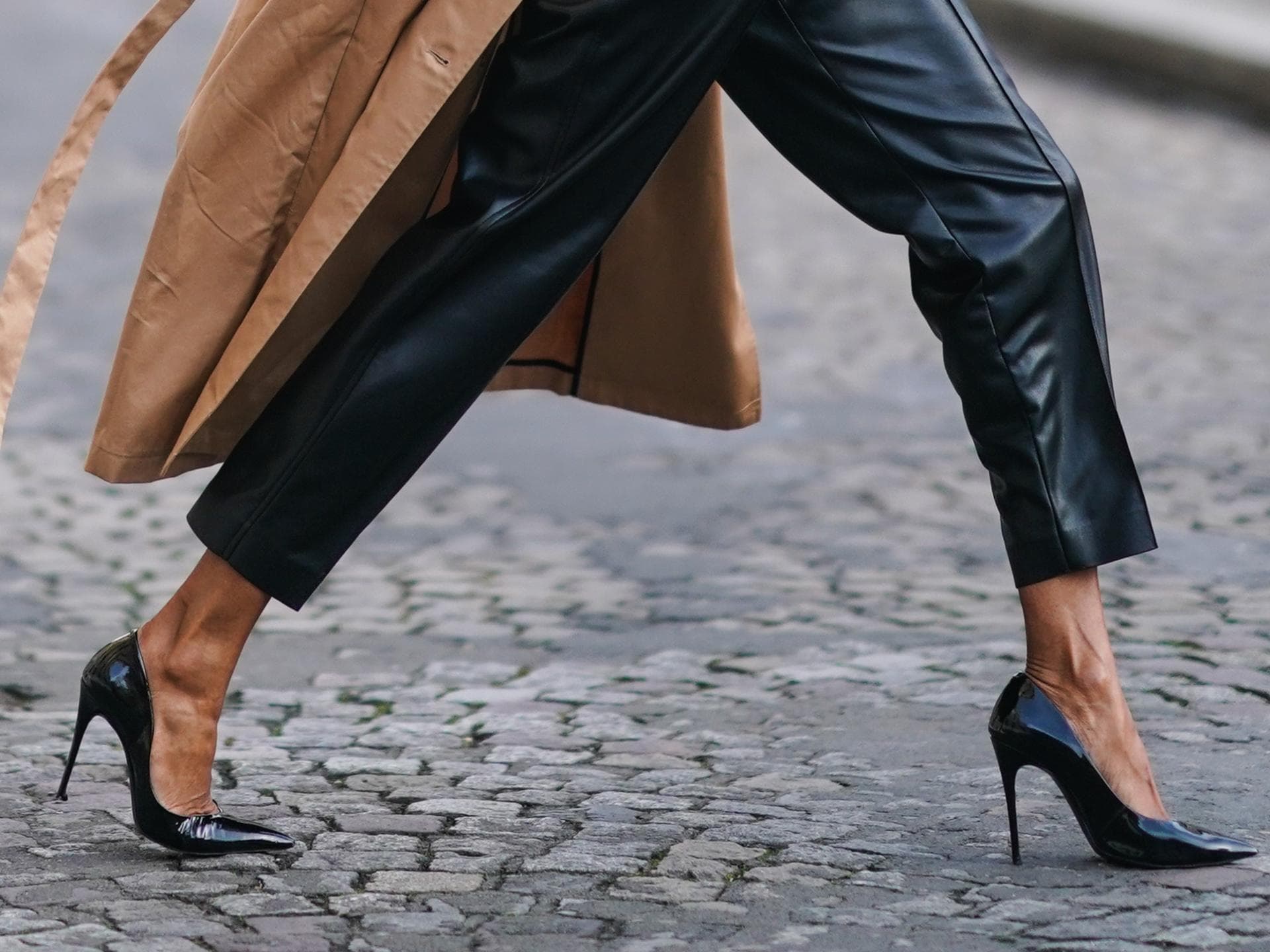 Frau trägt High Heels