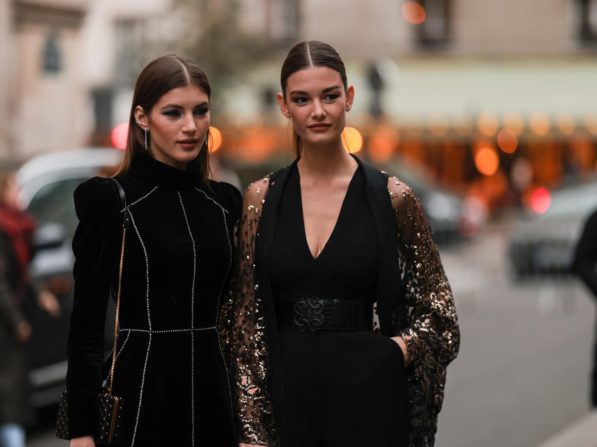 Zwei frauen tragen Samtkleid