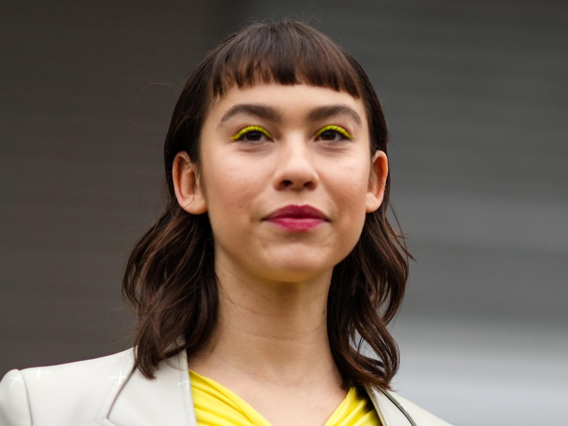Frau mit kurzen Baby Bangs