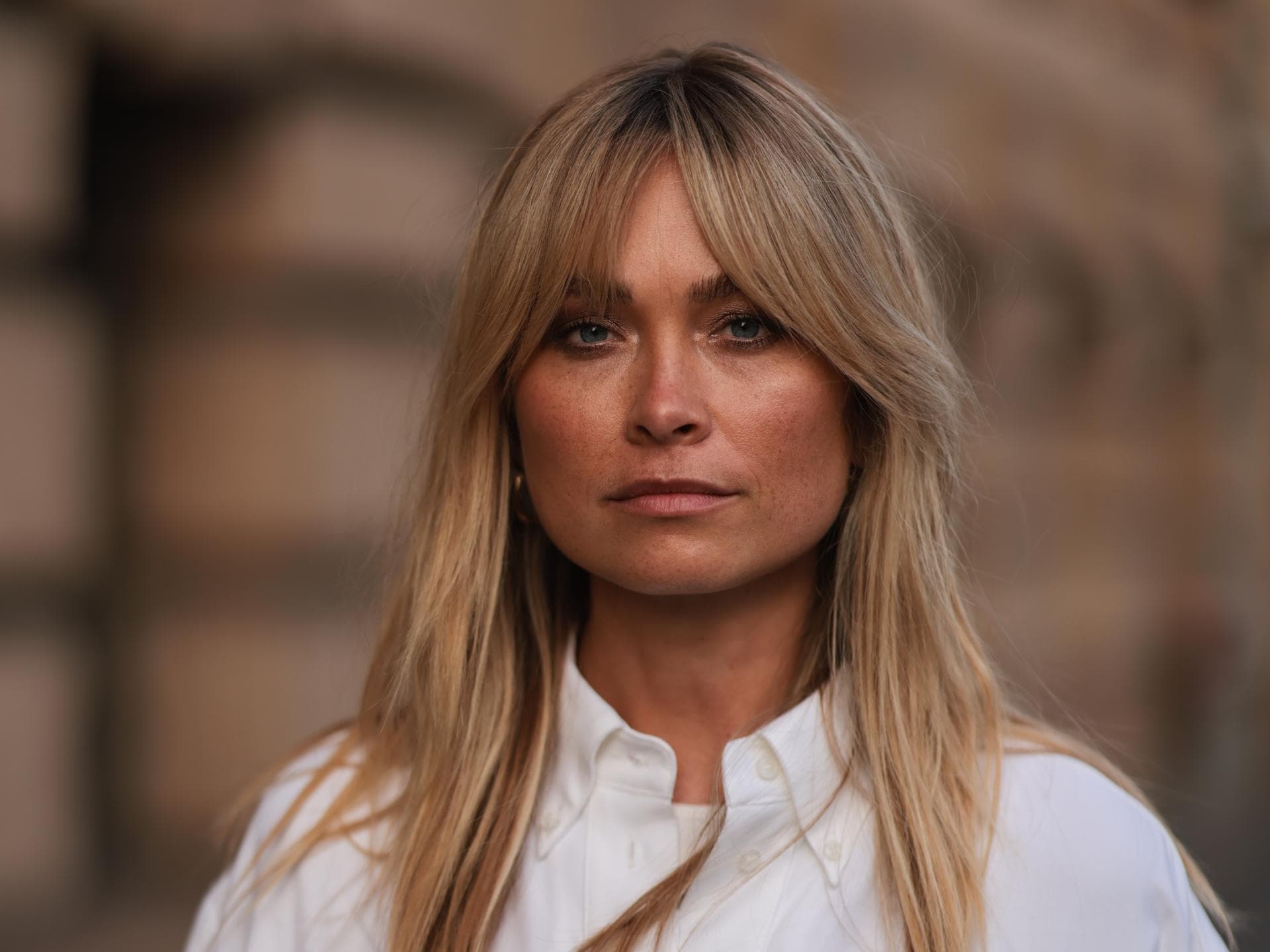 Frau mit blonden Bangs