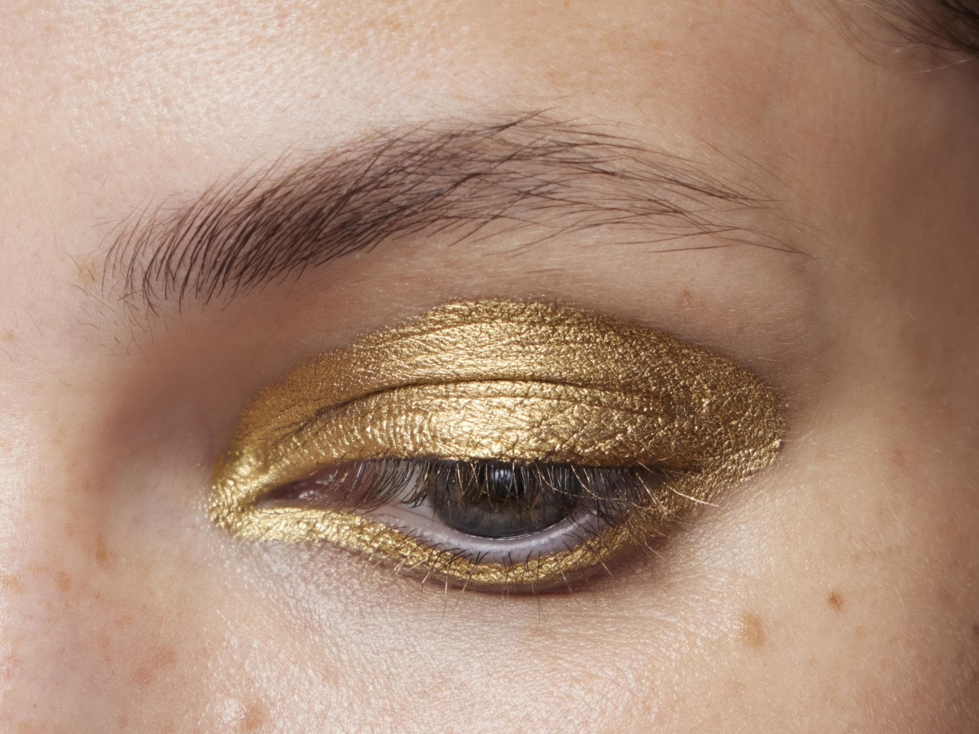 Goldener Lidschatten