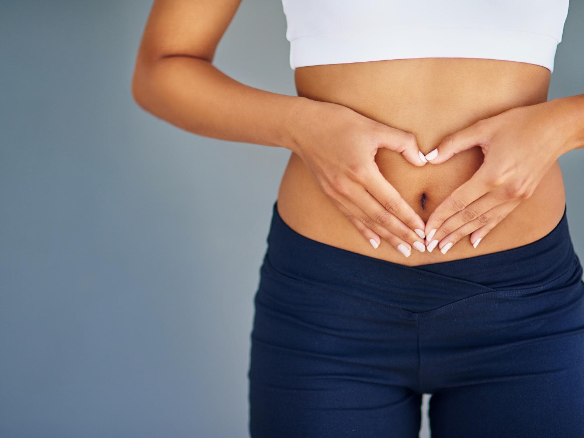 Frau hält sich den Bauch
