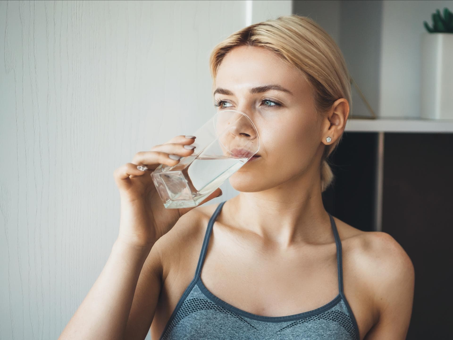 Frau trinkt Wasser