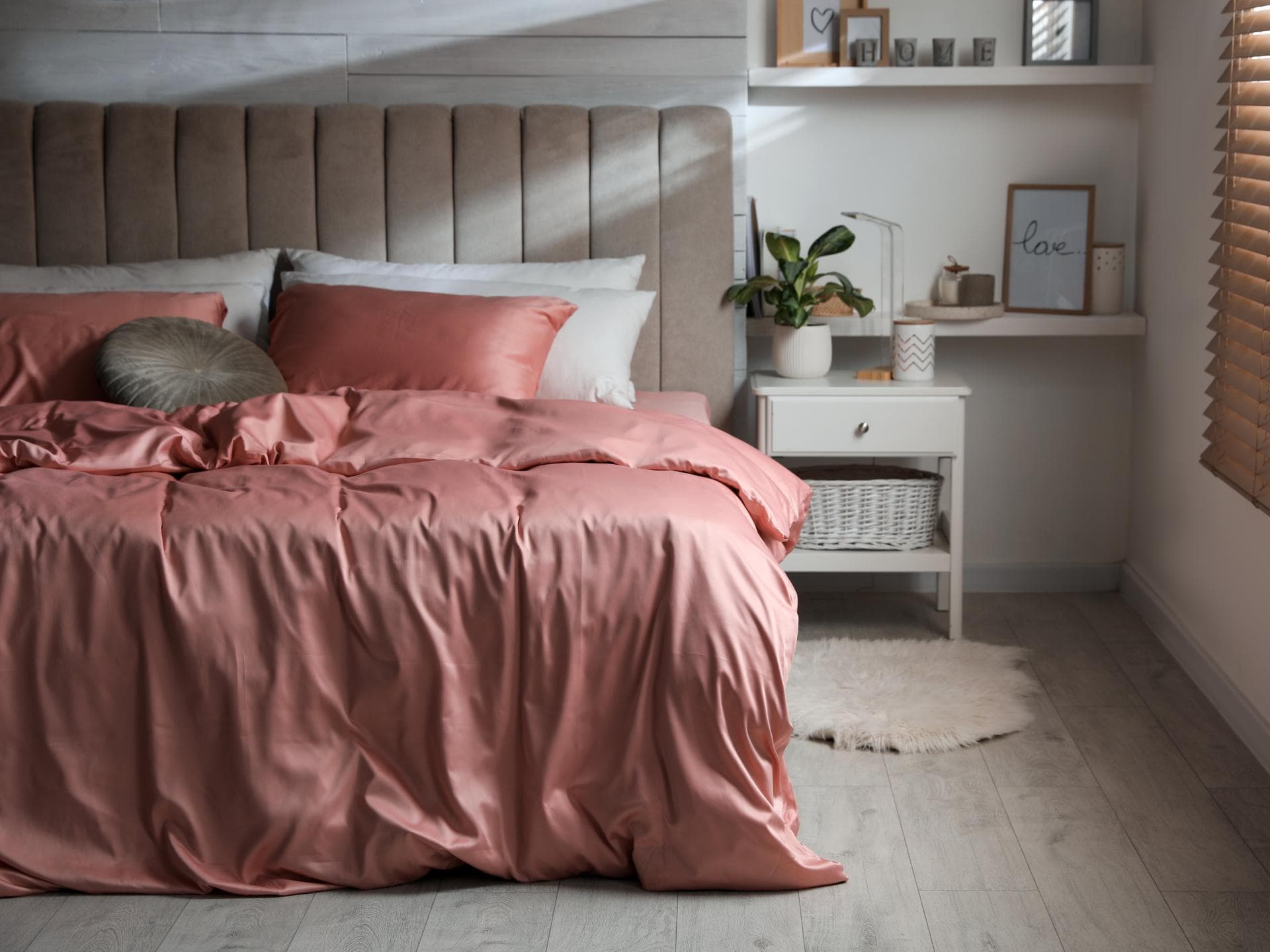 Bett mit Seidenbettwäsche