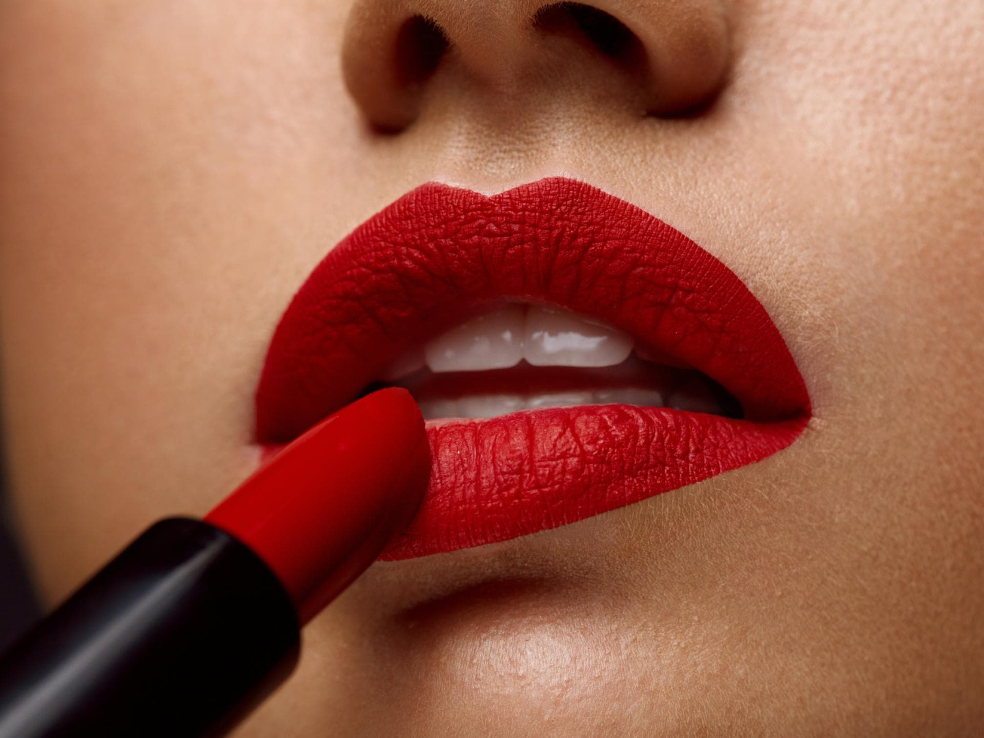 Lippenstift für weiße Zähne