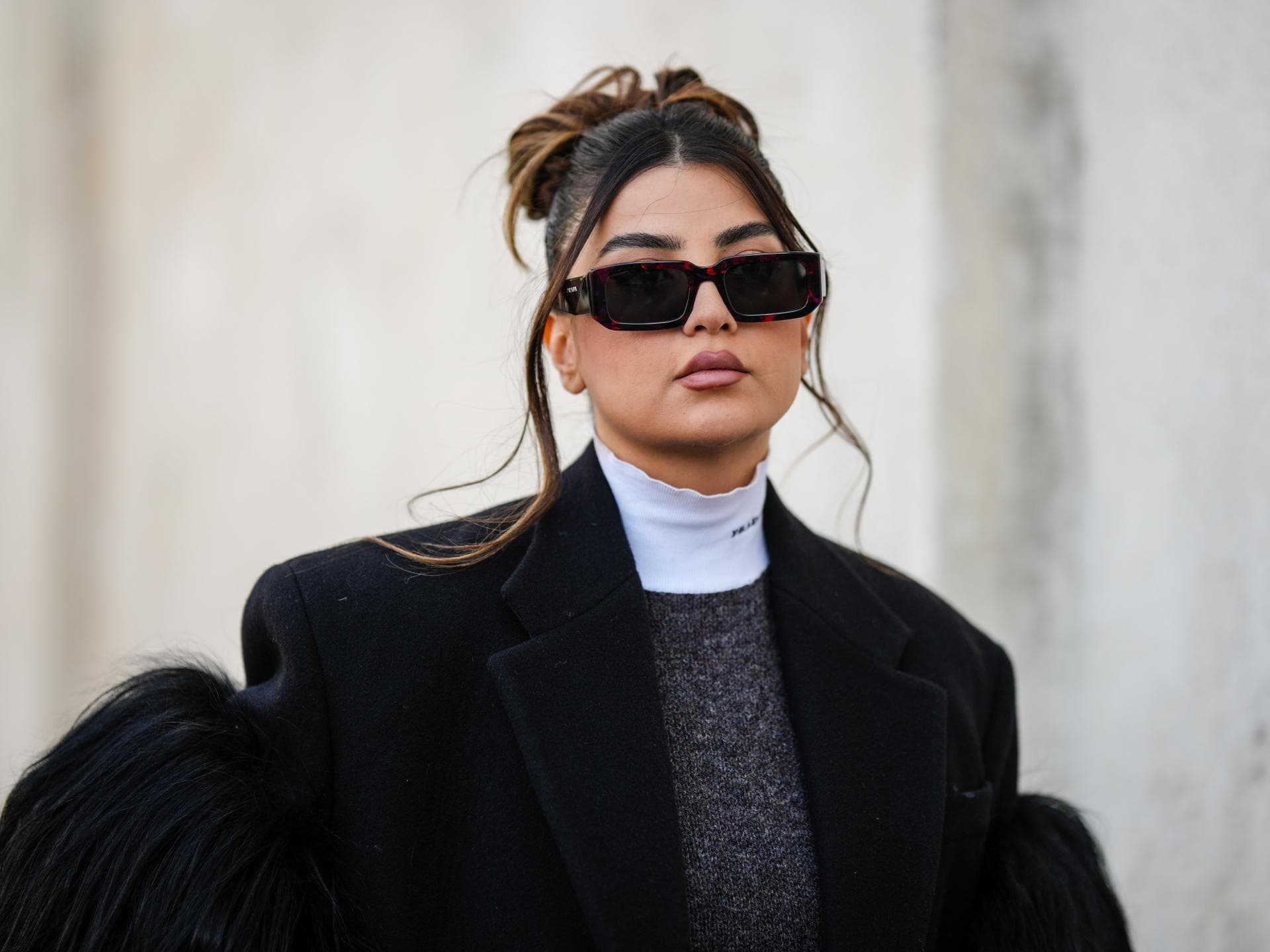 Mussy Bun Dutt Frisur Frau mit Messy Bun