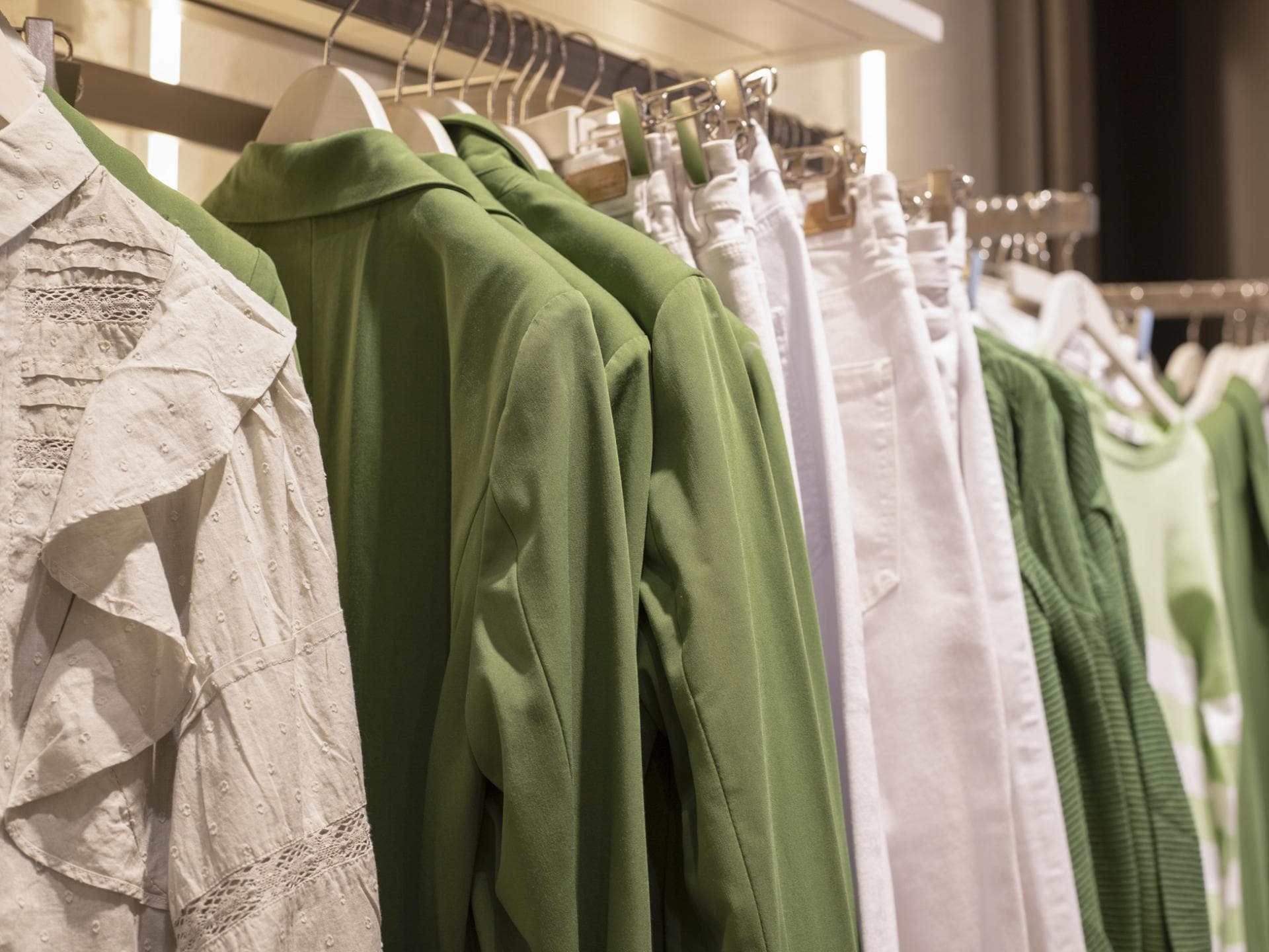 Weiße und Grüne Kleidung