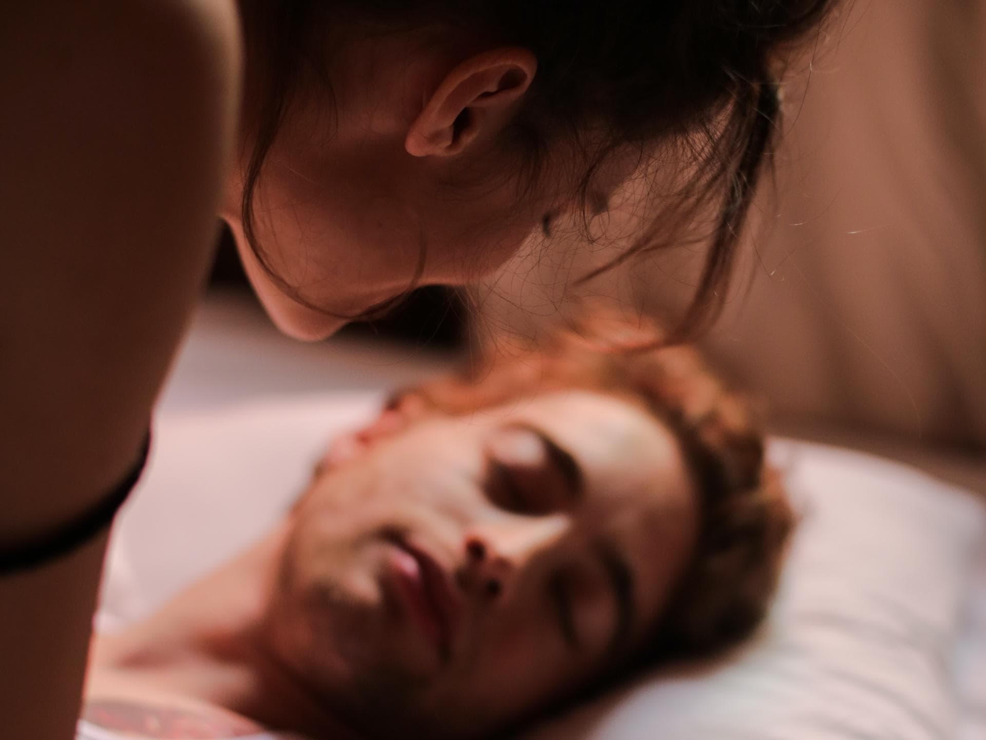 Mann und Frau im Bett