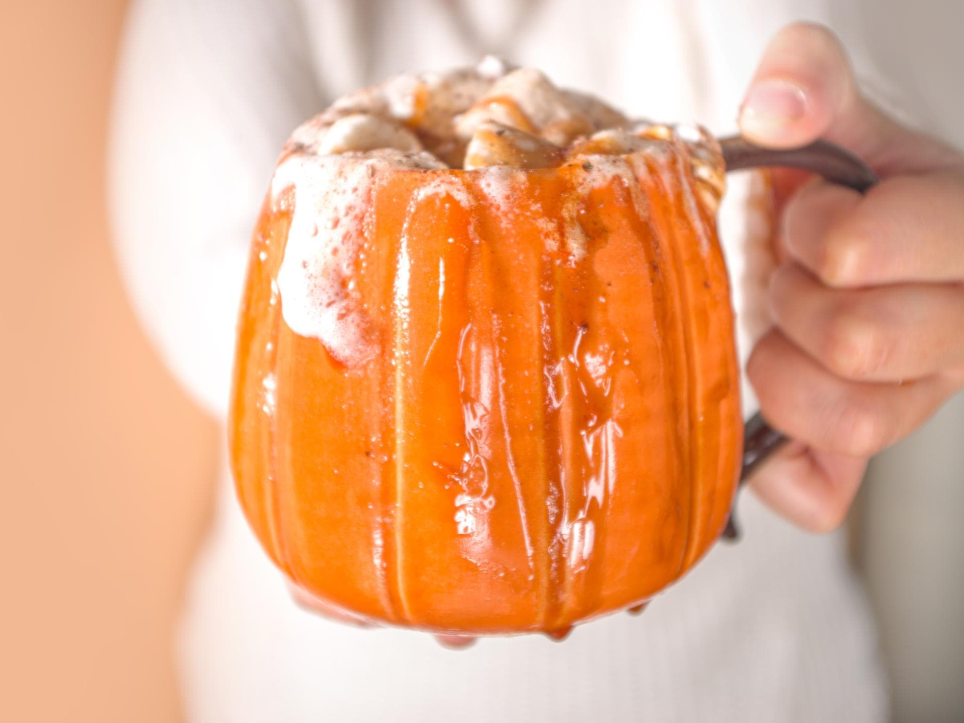 Pumpkin Spice Latte im Kürbis-Becher