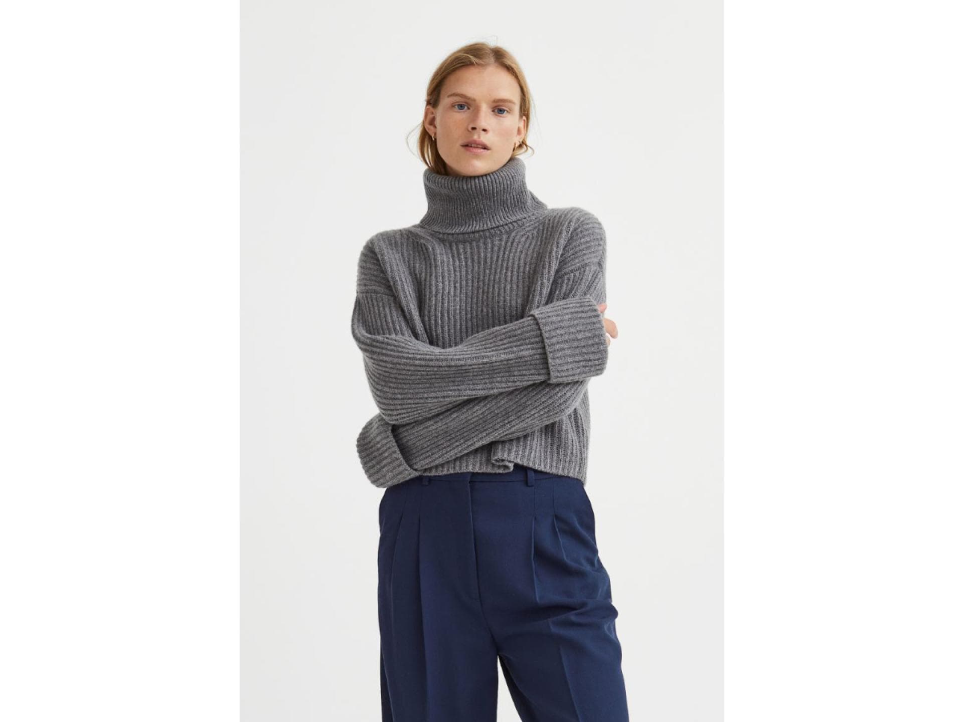 Lockerer Rollkragenpullover in weichem Rippstrick