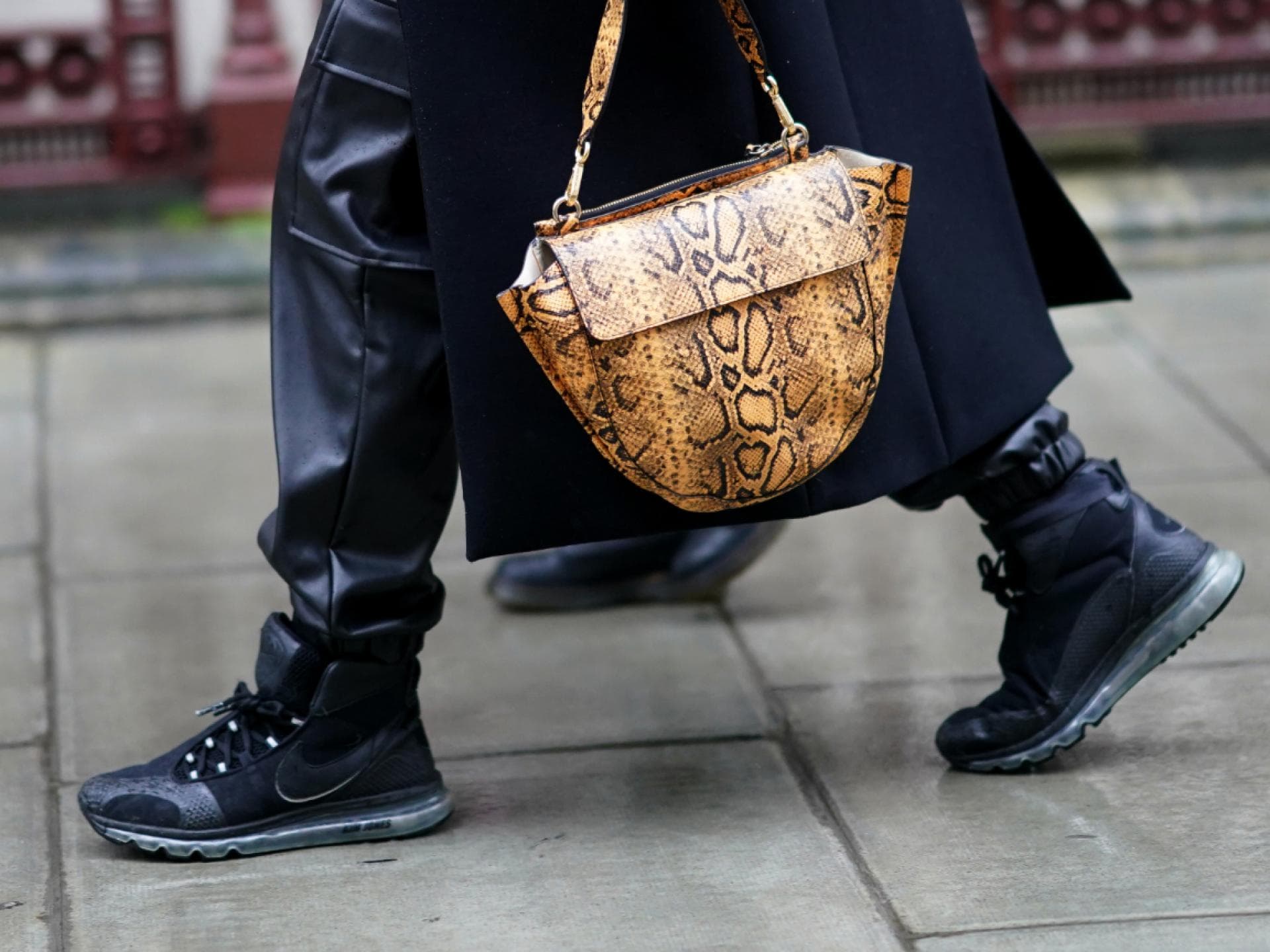 Schwarze Sneaker im Winter