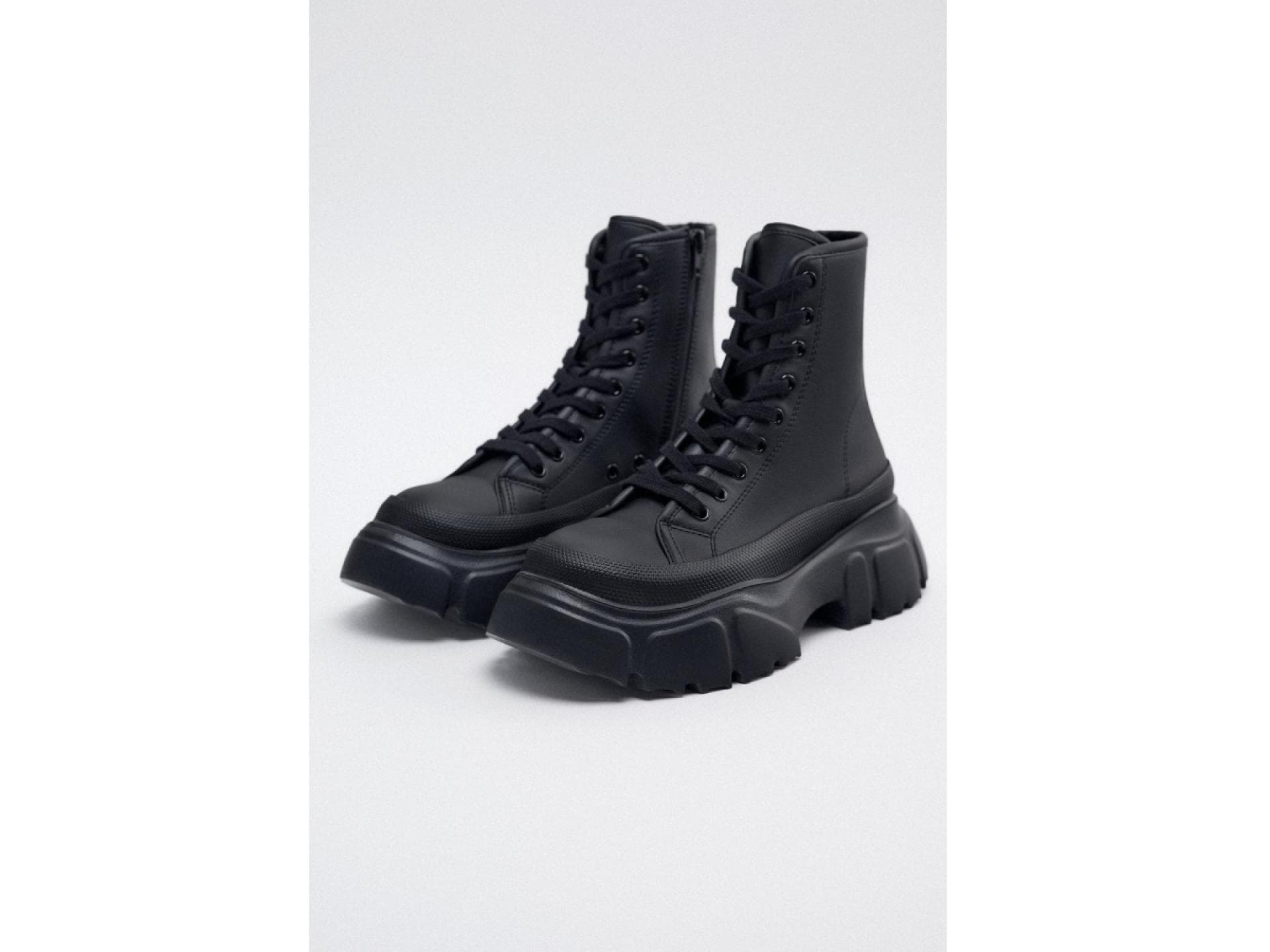 Hohe Sneaker mit Track-Profilsohle von Zara
