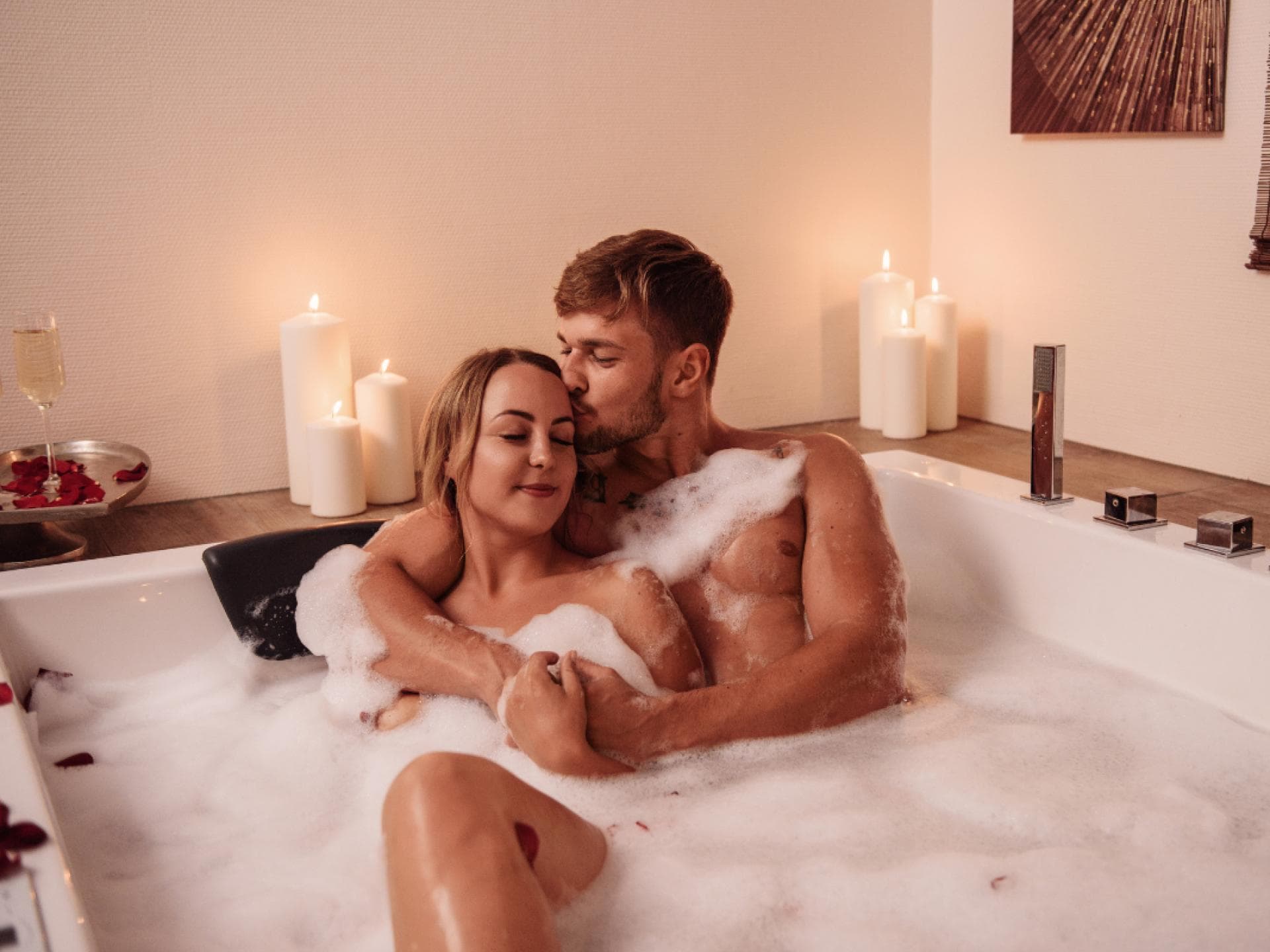 Paar liegt zusammen in der Badewanne