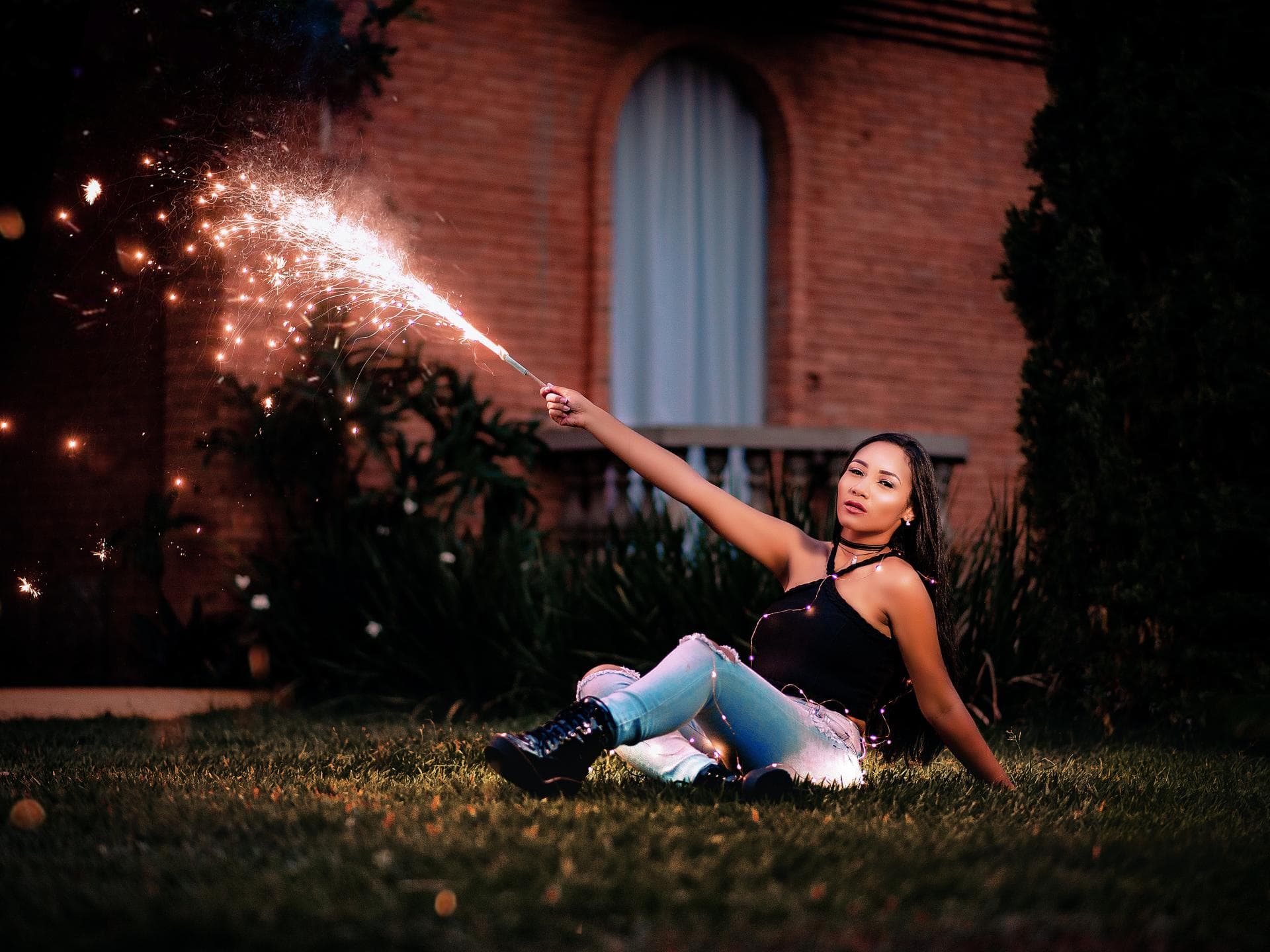 Frau mit Feuerwerk