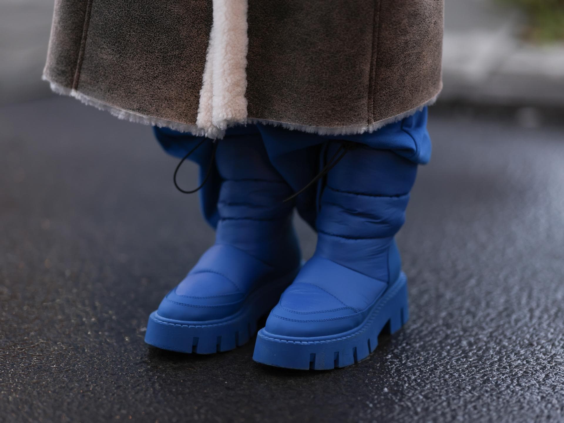 Blaue Schneeschuhe