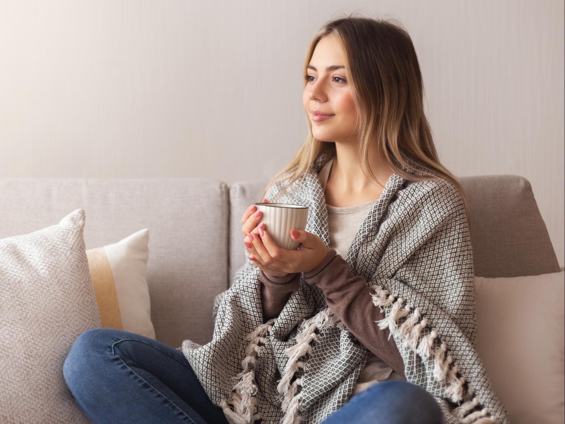 Junge Frau auf dem Sofa