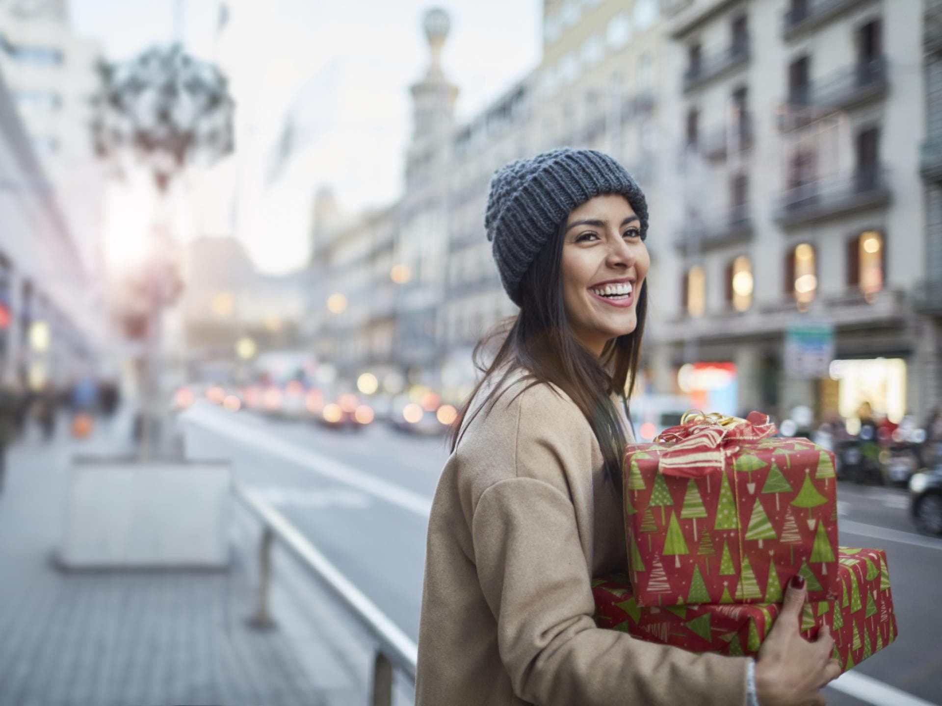 Frau mit Geschenken