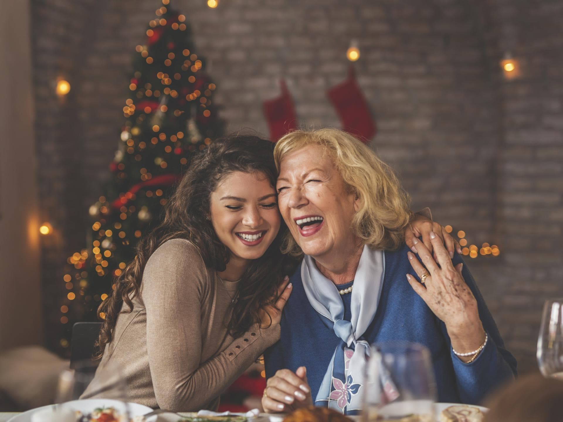 Weihnachten mit Familie junge Frau mit Mutter am Tisch Weihnachten