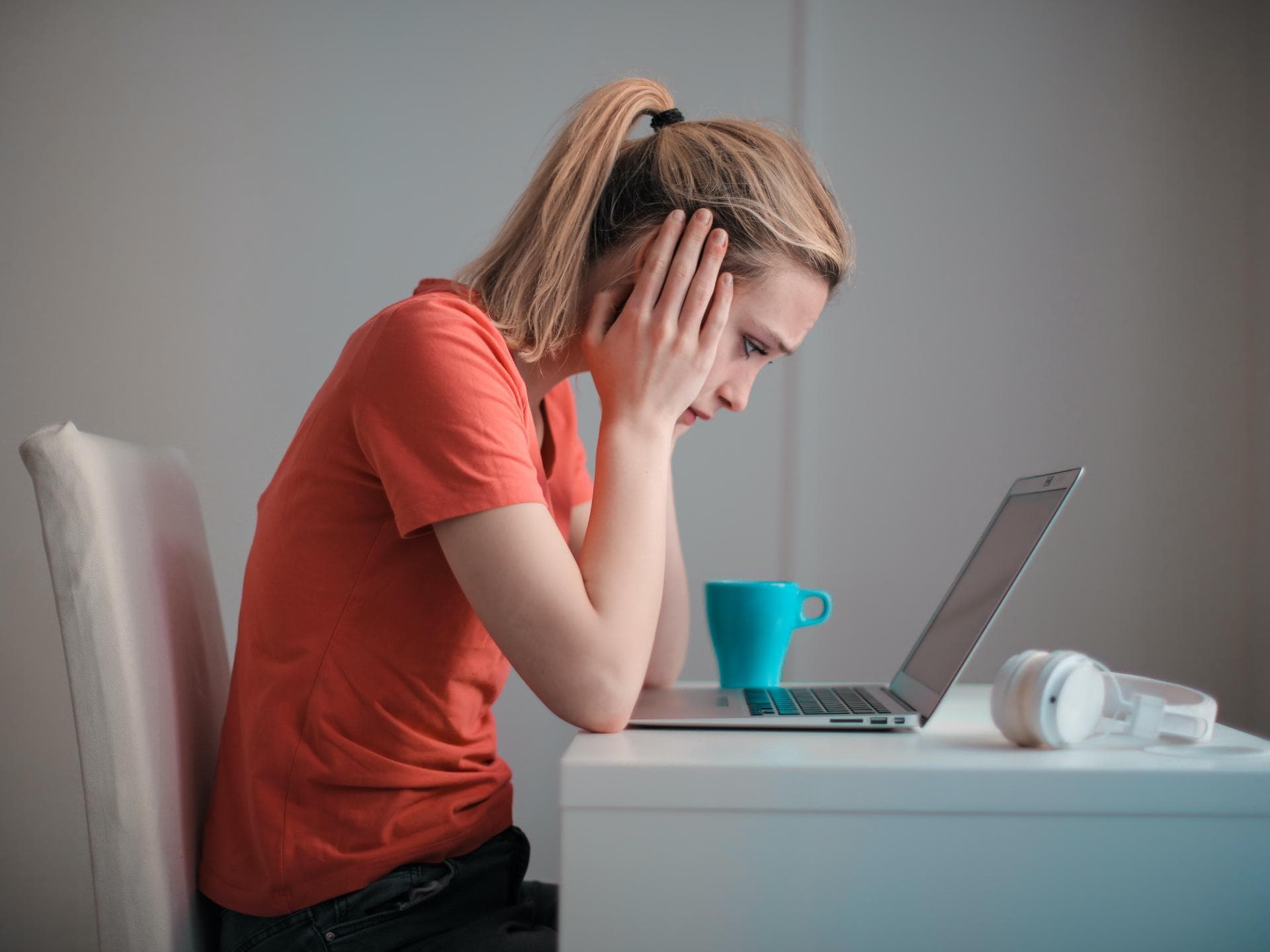 Frau verzweifelt vor Laptop