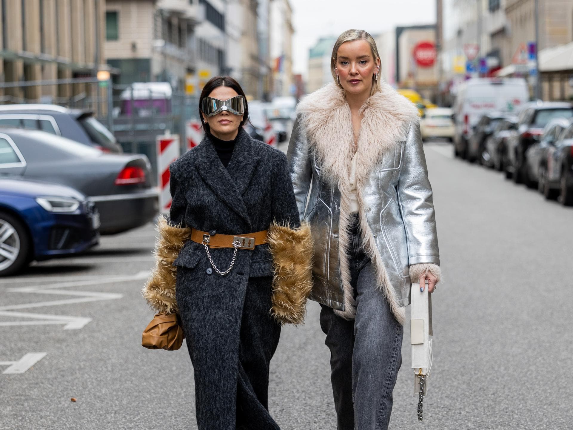 Zwei Frauen auf der Fashion Week