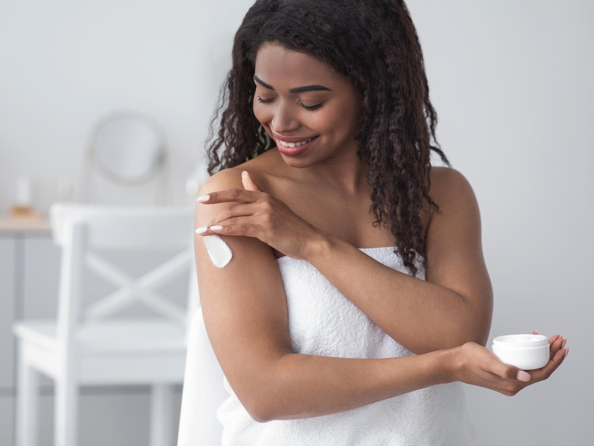 Bodylotion auftragen Frau trägt Bodylotion auf