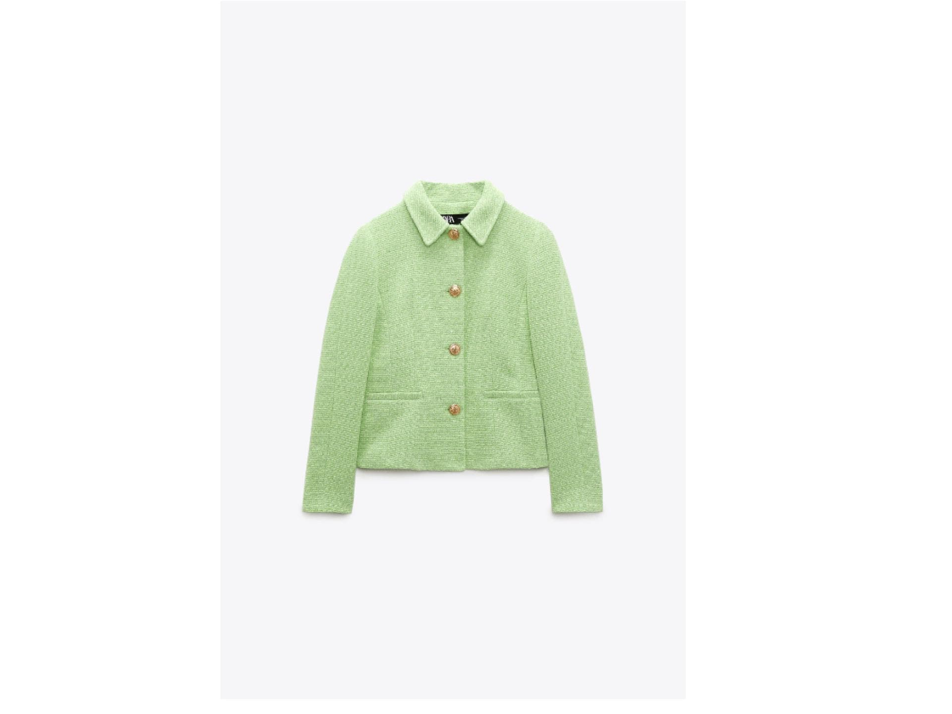 Frau trägt Boucle Jacke