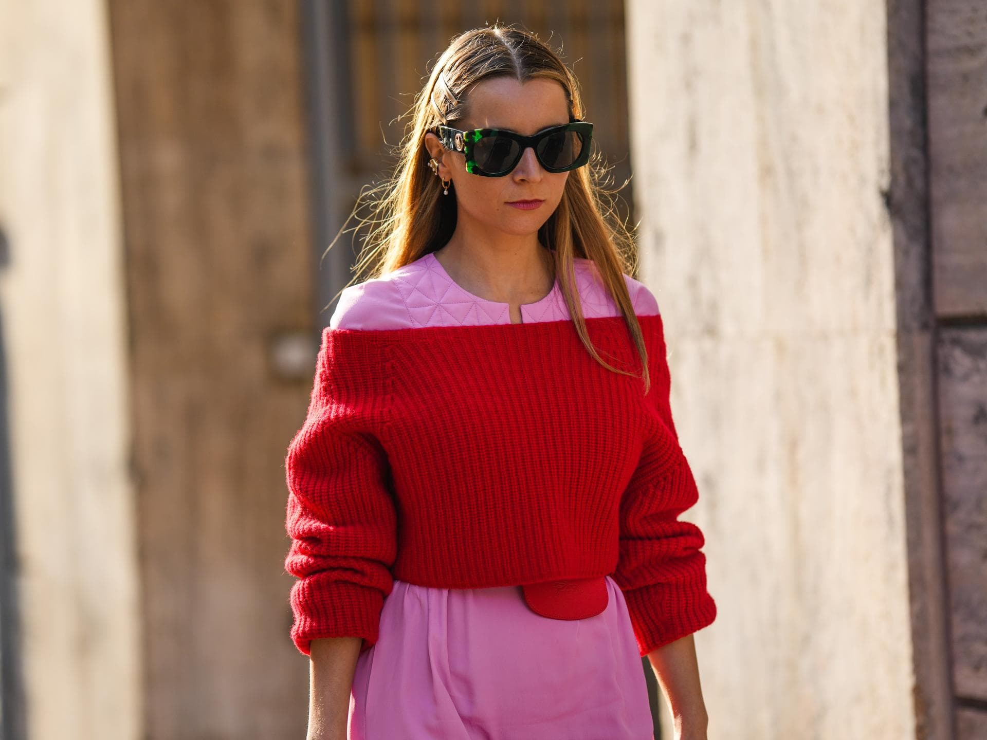 Frau mit rotem Pullover