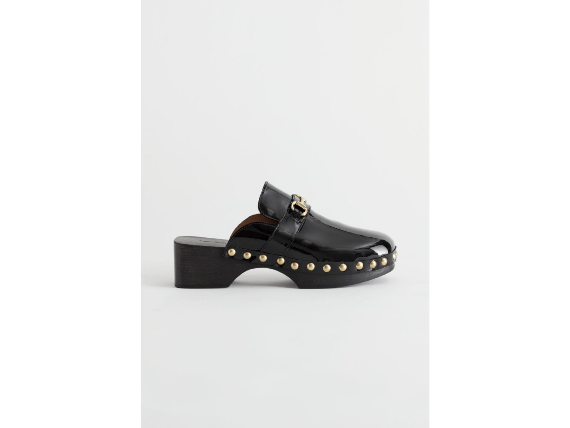 Holzclogs aus Leder mit dekorativen Nieten von & Other Stories