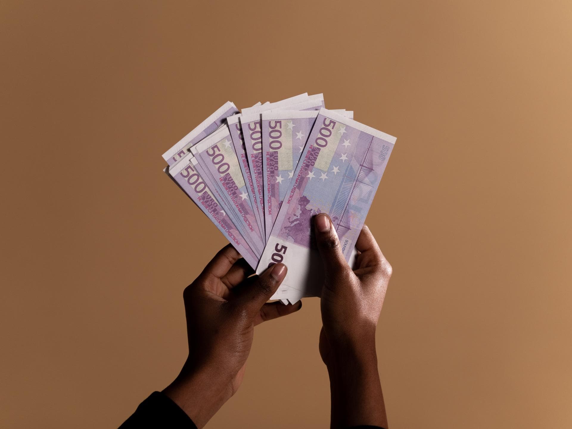 Person zählt Geld