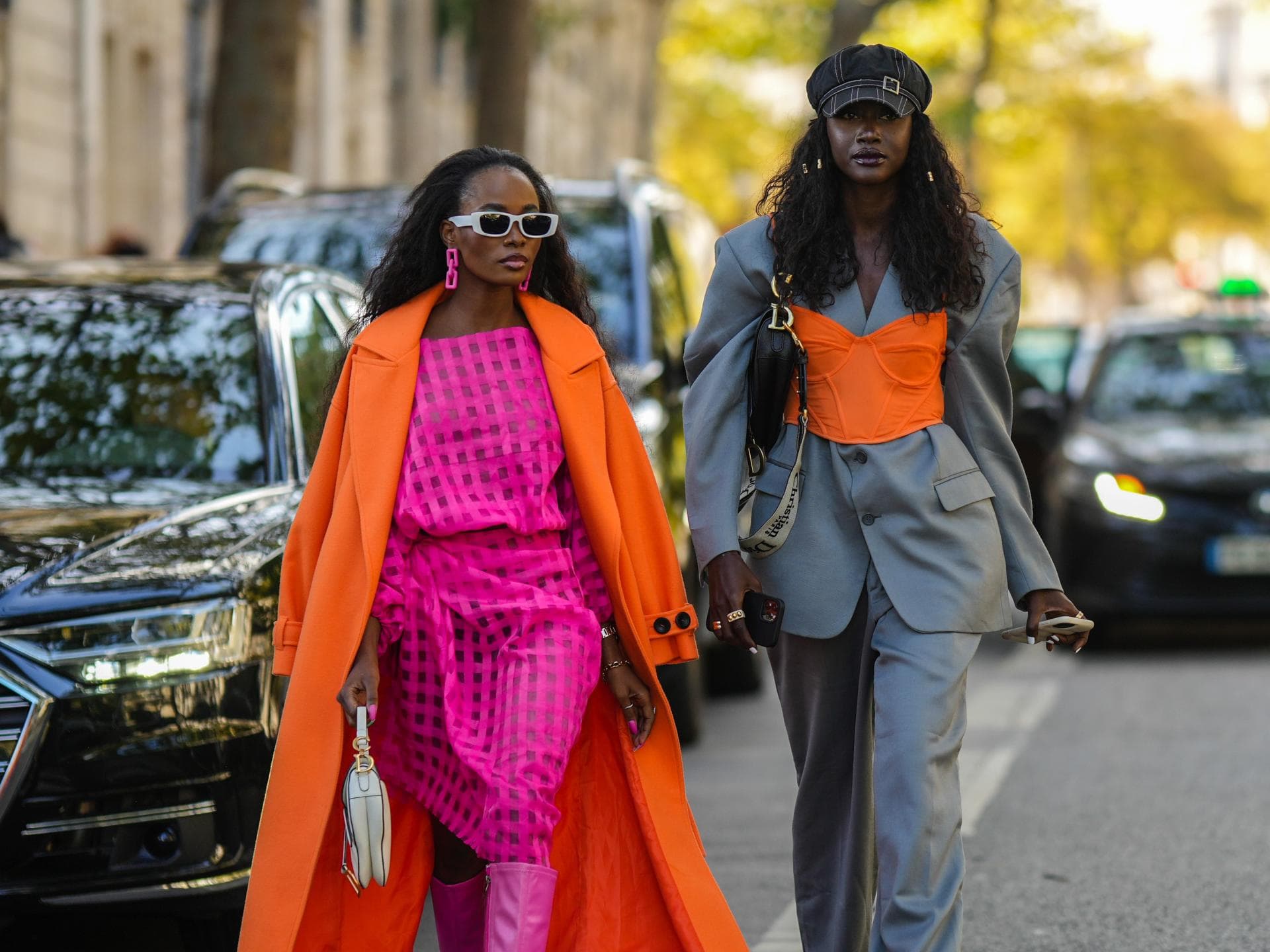 Frauen in Pink und Orange