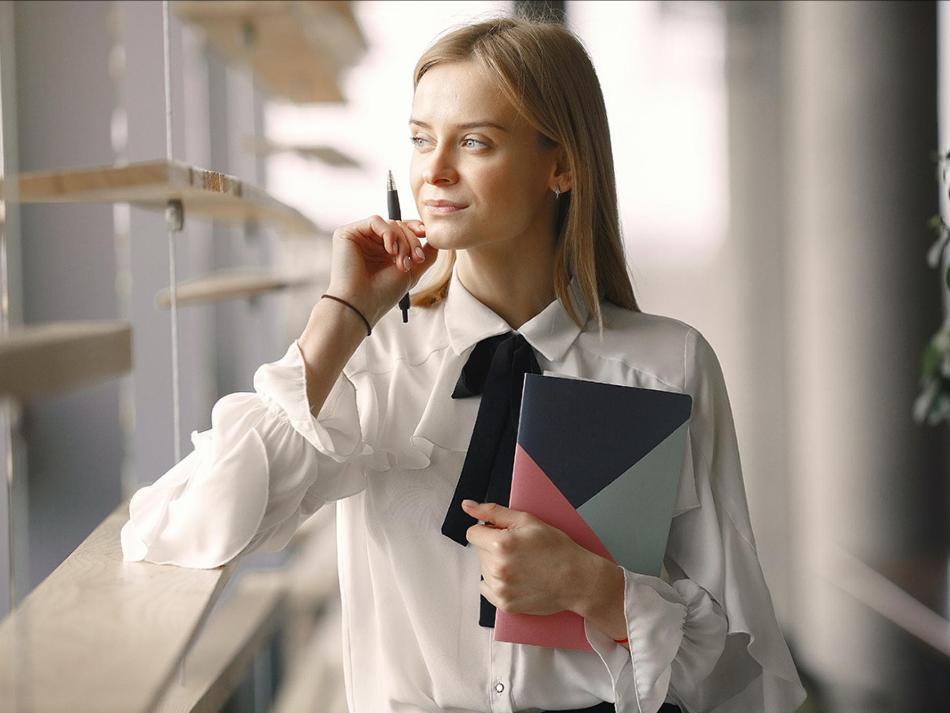Frau mit Notizblock in der Hand