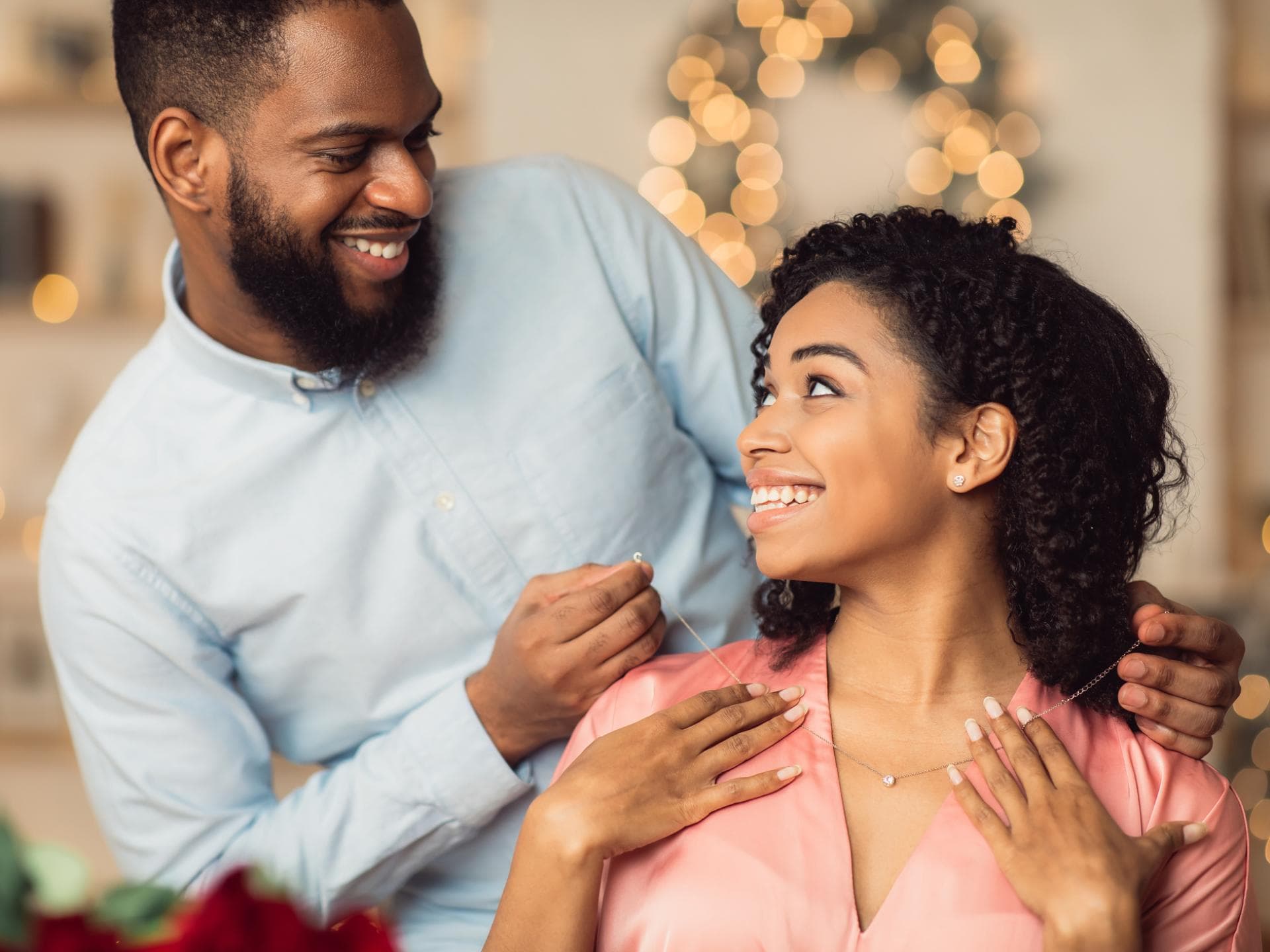 Valentinstag Geschenk für Frauen: Mit diesen 9 Ideen machst du deiner Liebsten eine Freude Mann schenkt Frau Kette