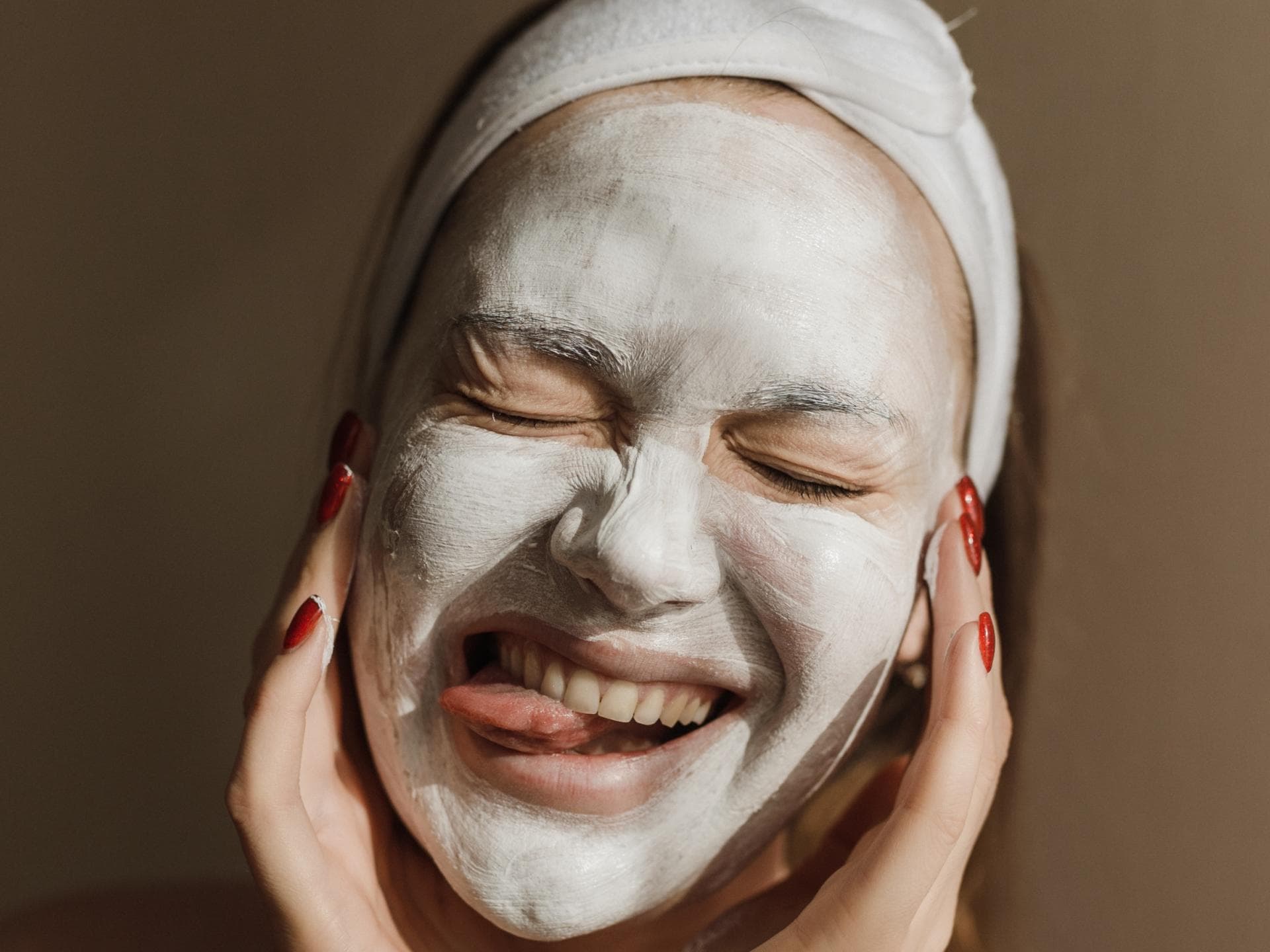 Frau mit Gesichtsmaske