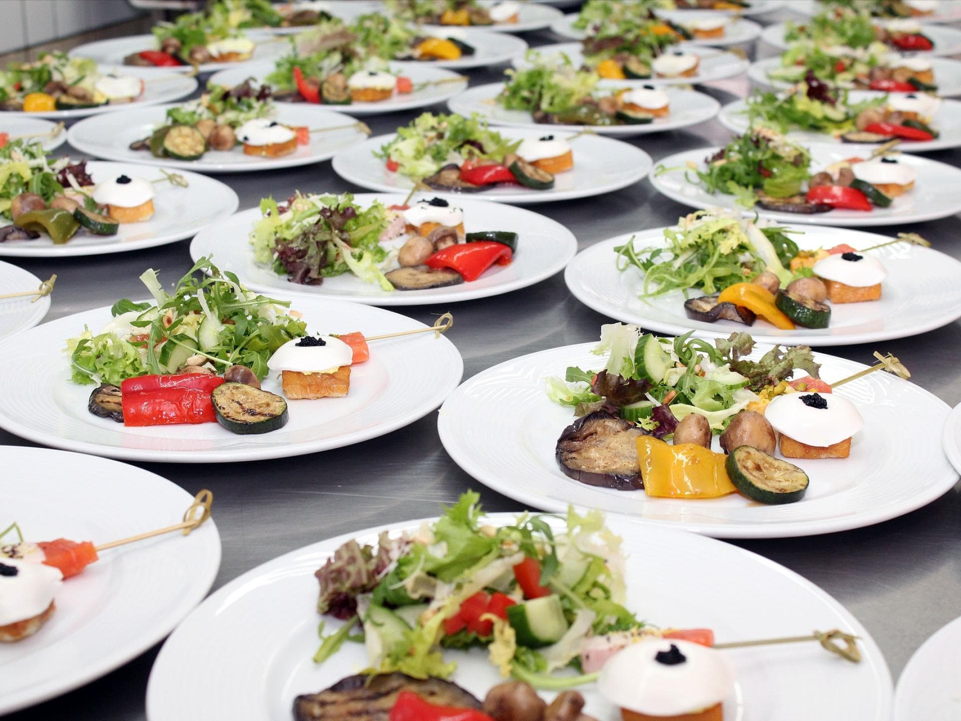 Salat auf Tellern