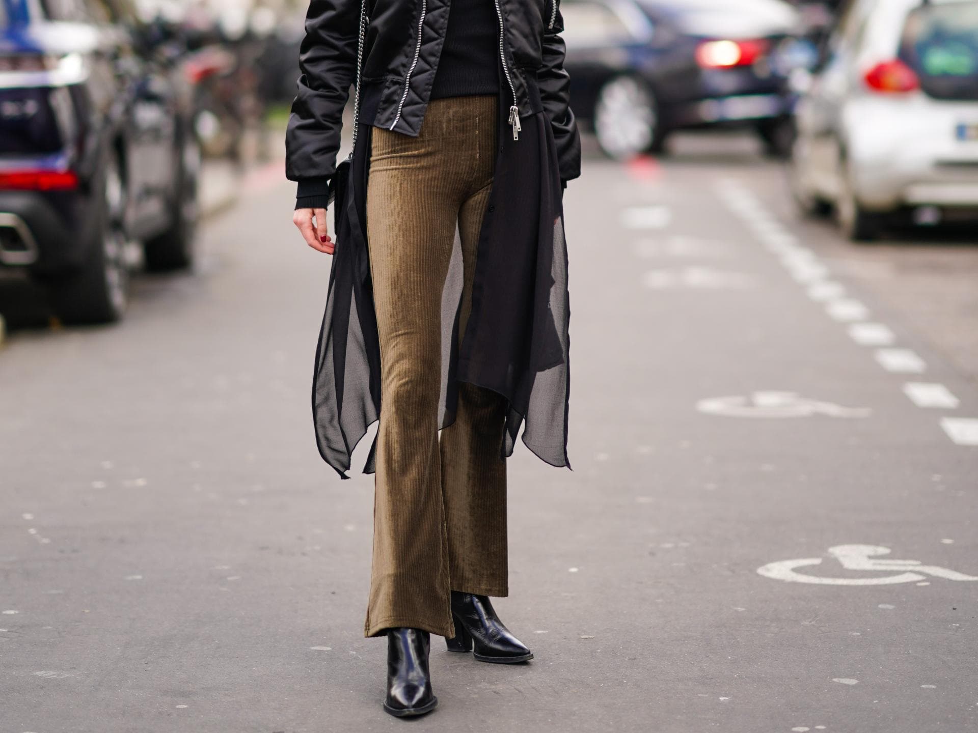 Frau trägt ausgestellte Cordhose