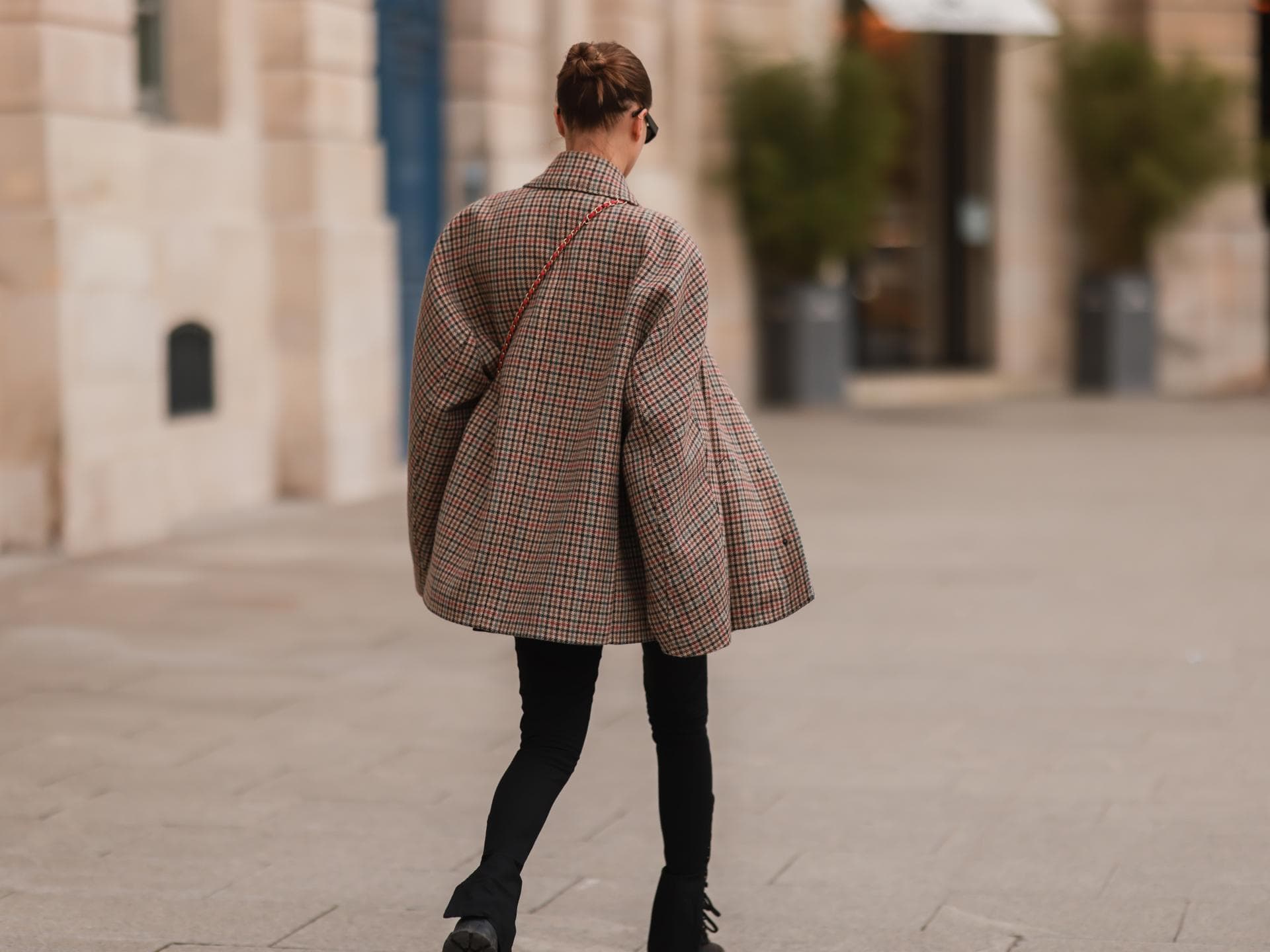 Frau im Blazer von hinten