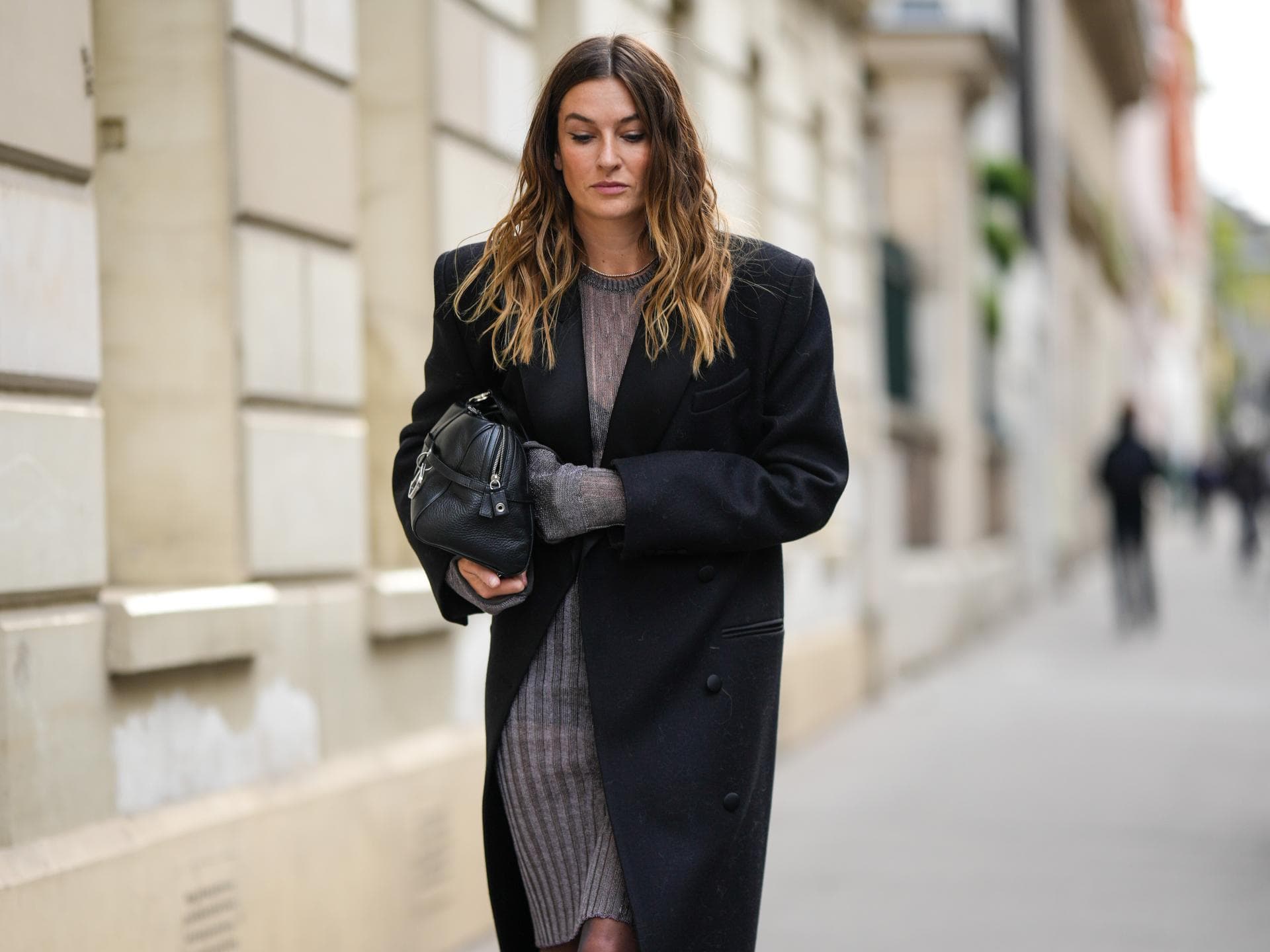 Camille Charriere im Mantel