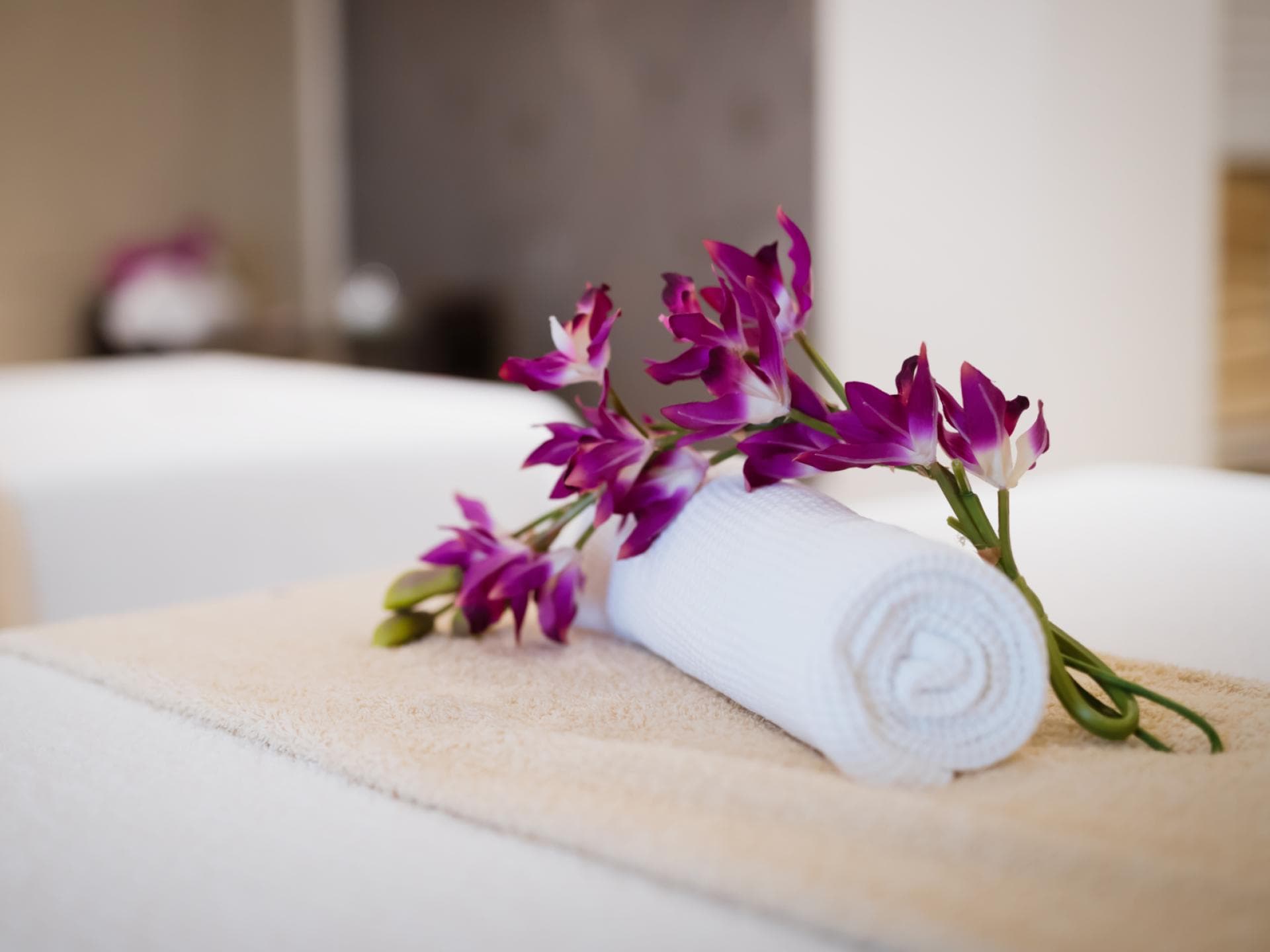 Aufgerolltes Handtuch im Hotel