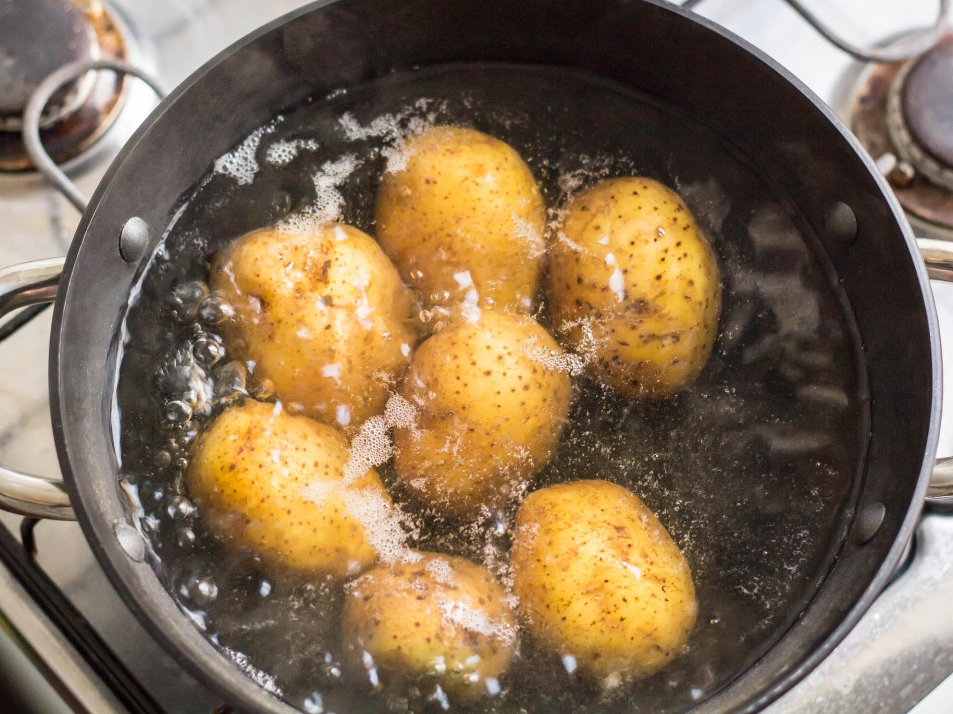 Kartoffeln kochen in Wasser